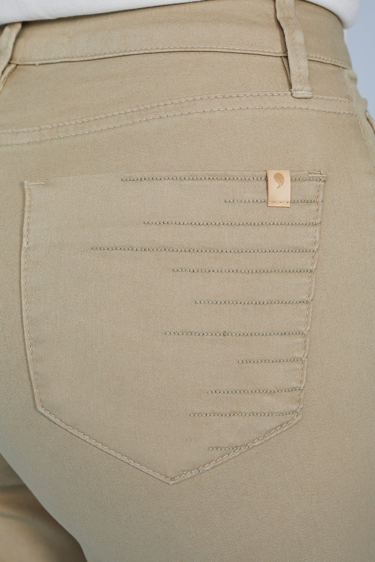 calça sarja reta cintura intermediária com detalhe pespontos bordados