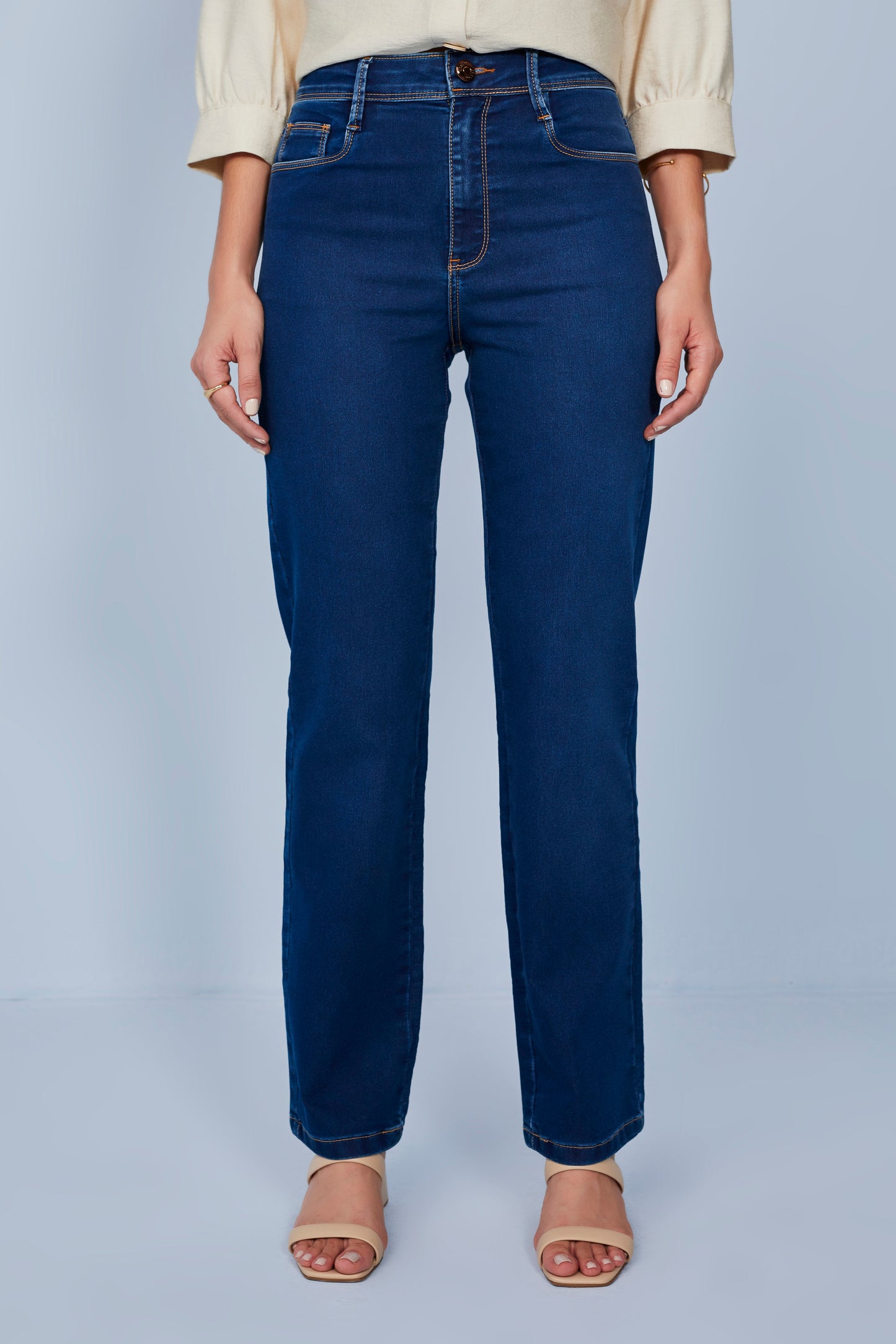 calça jeans reta cintura intermediária com cristais