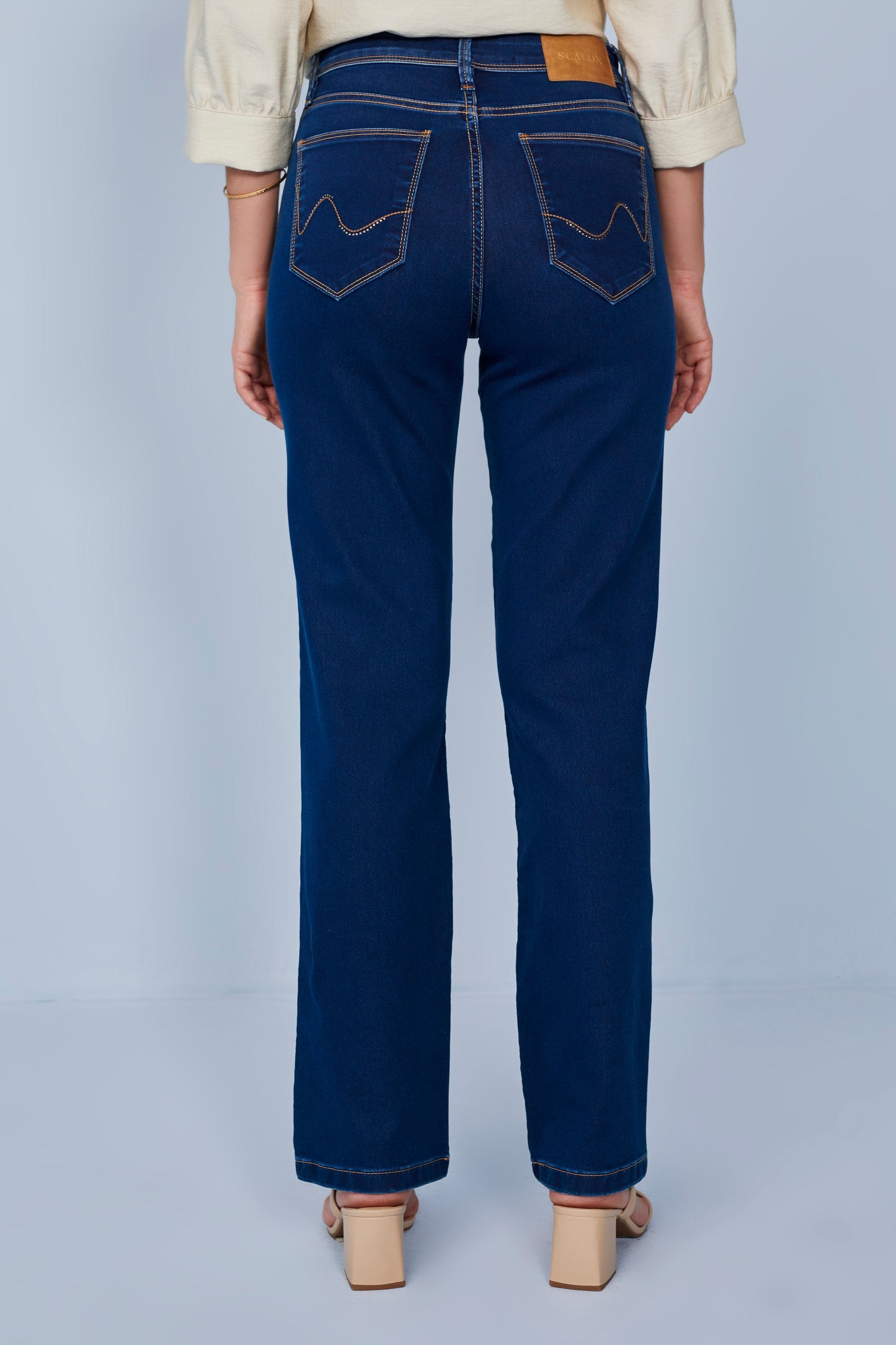 calça jeans reta cintura intermediária com cristais
