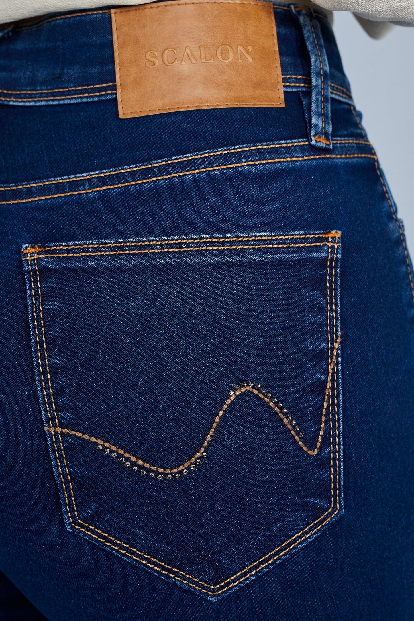 calça jeans reta cintura intermediária com cristais