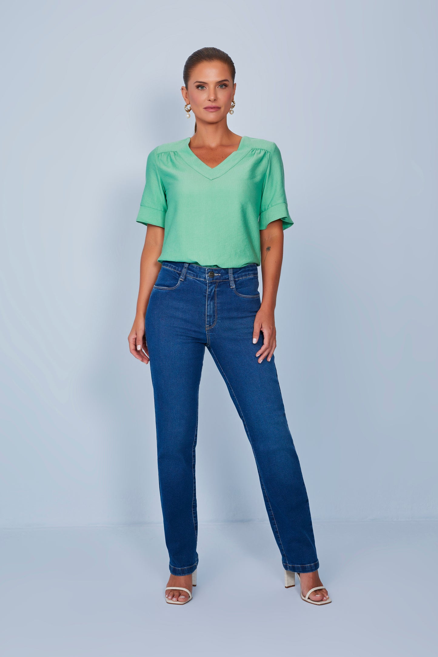 calça jeans reta cintura intermediária detalhes bordados e cristais