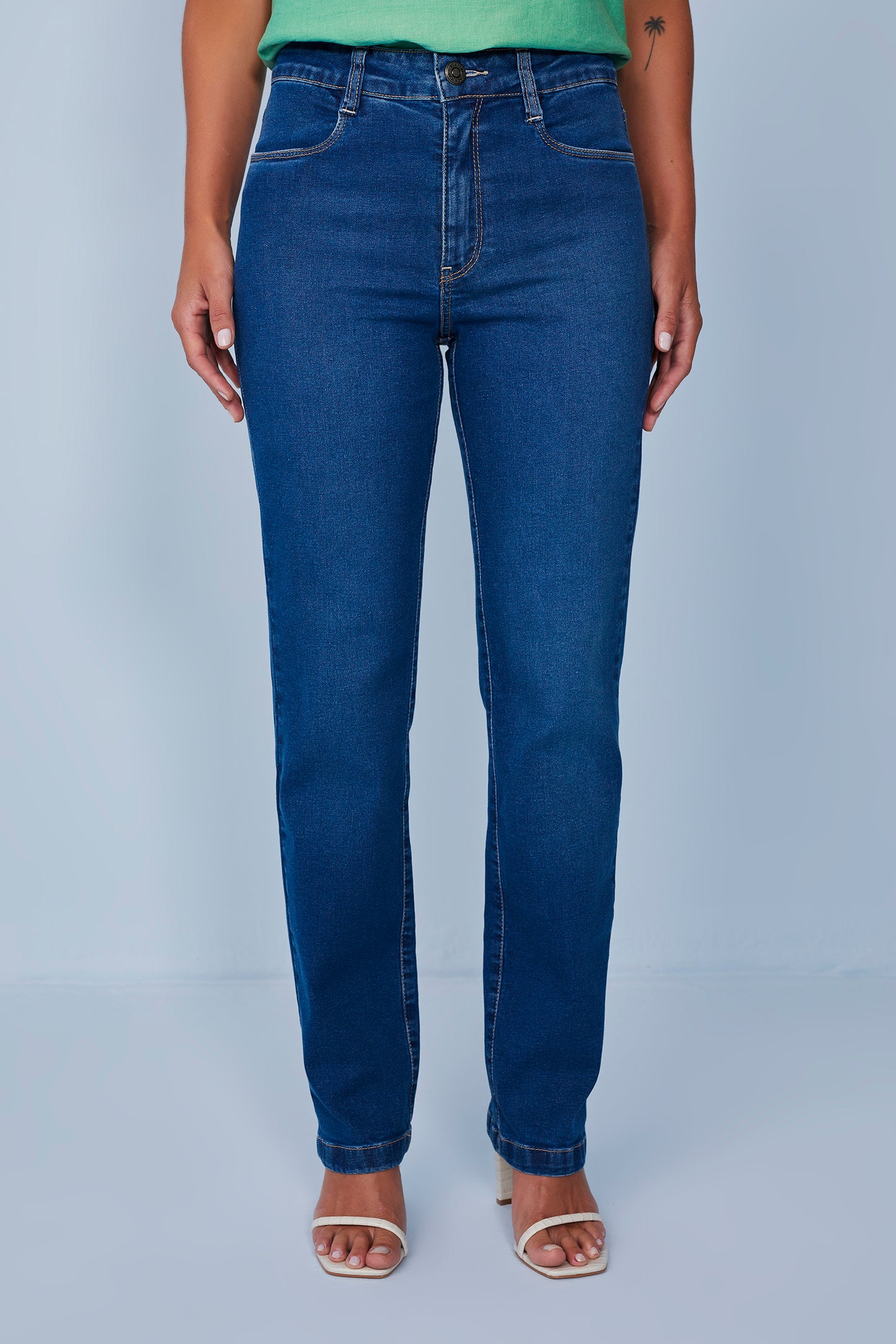 calça jeans reta cintura intermediária detalhes bordados e cristais