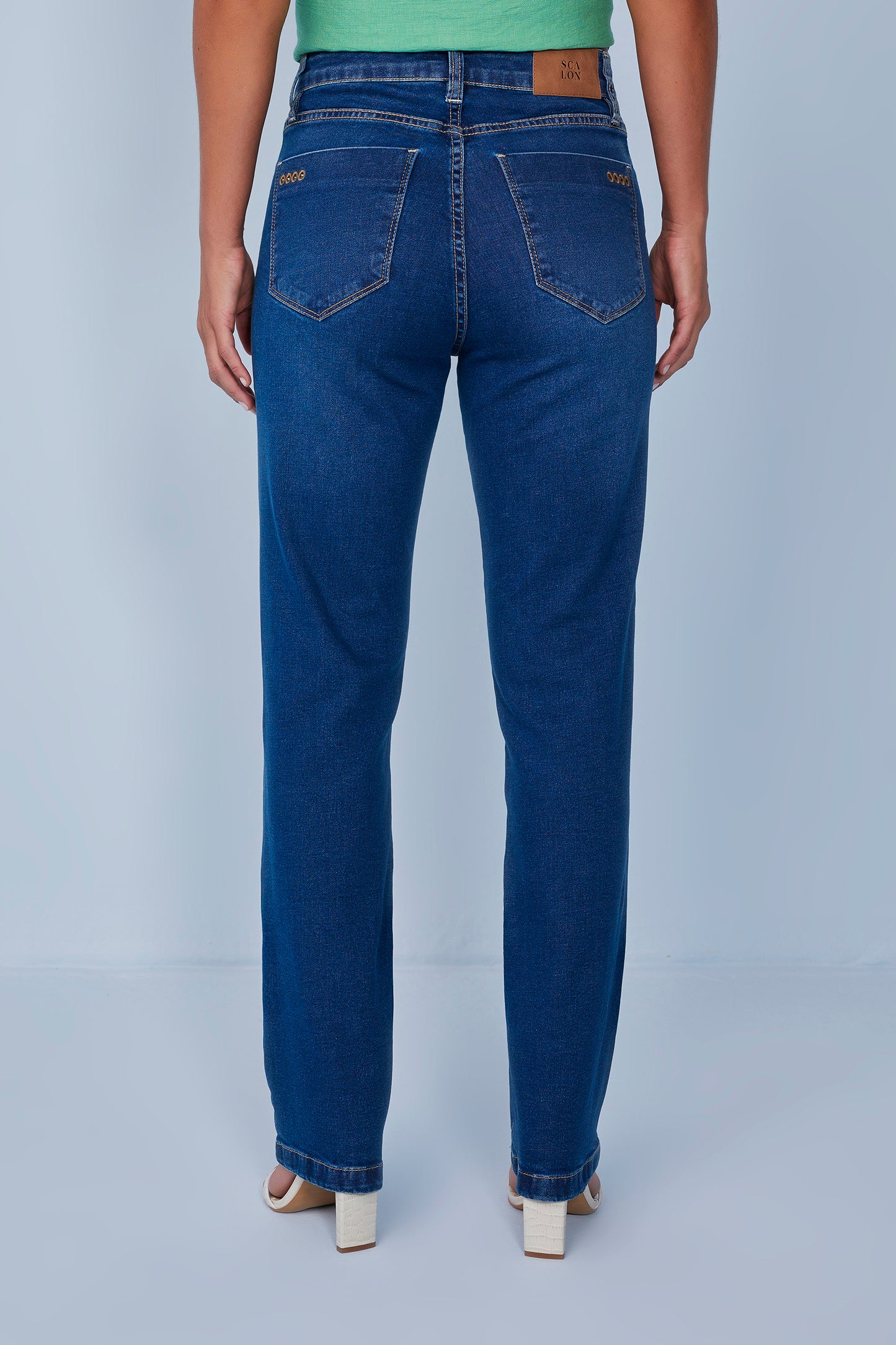 calça jeans reta cintura intermediária detalhes bordados e cristais