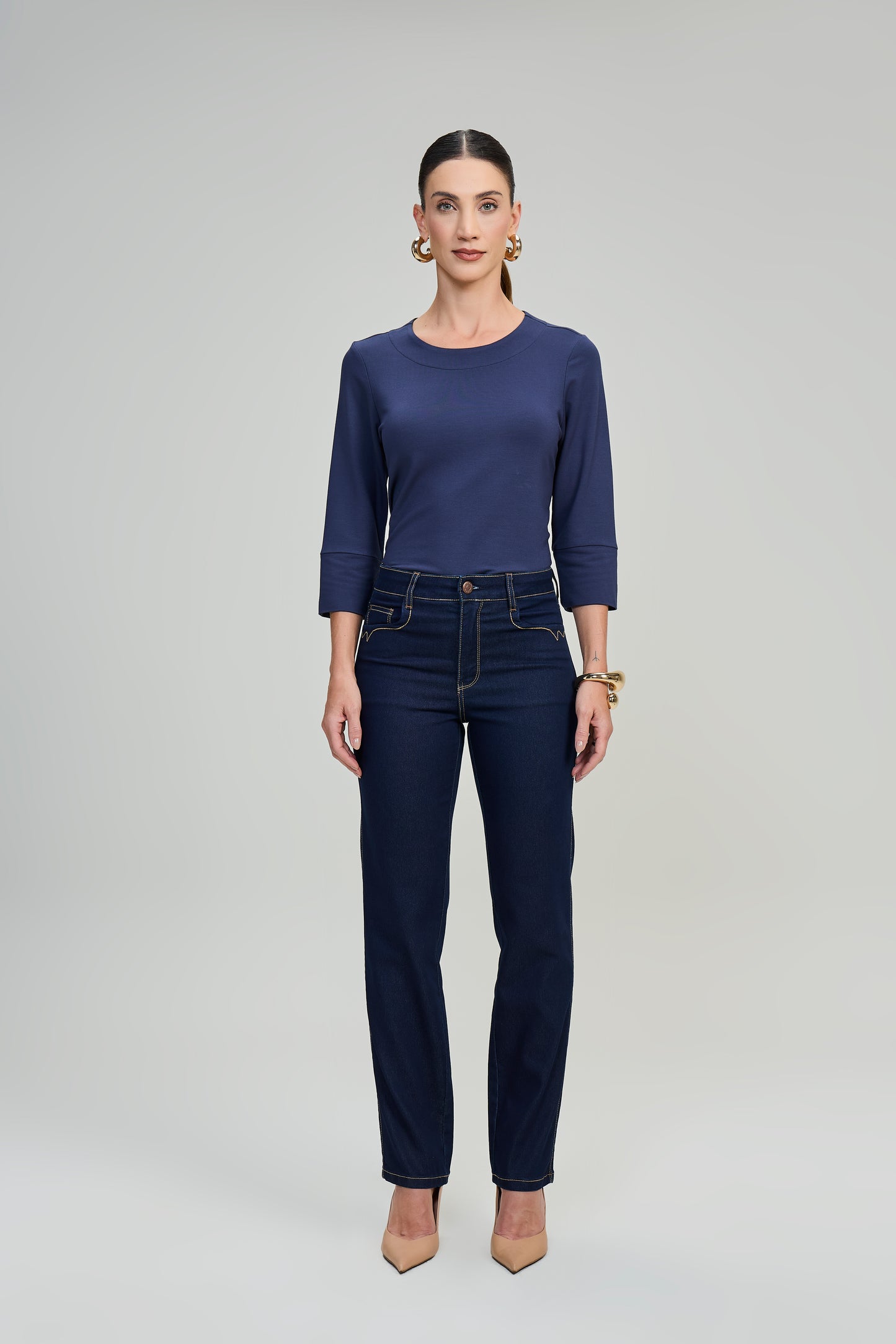 calça jeans reta cintura intermediária com cristais