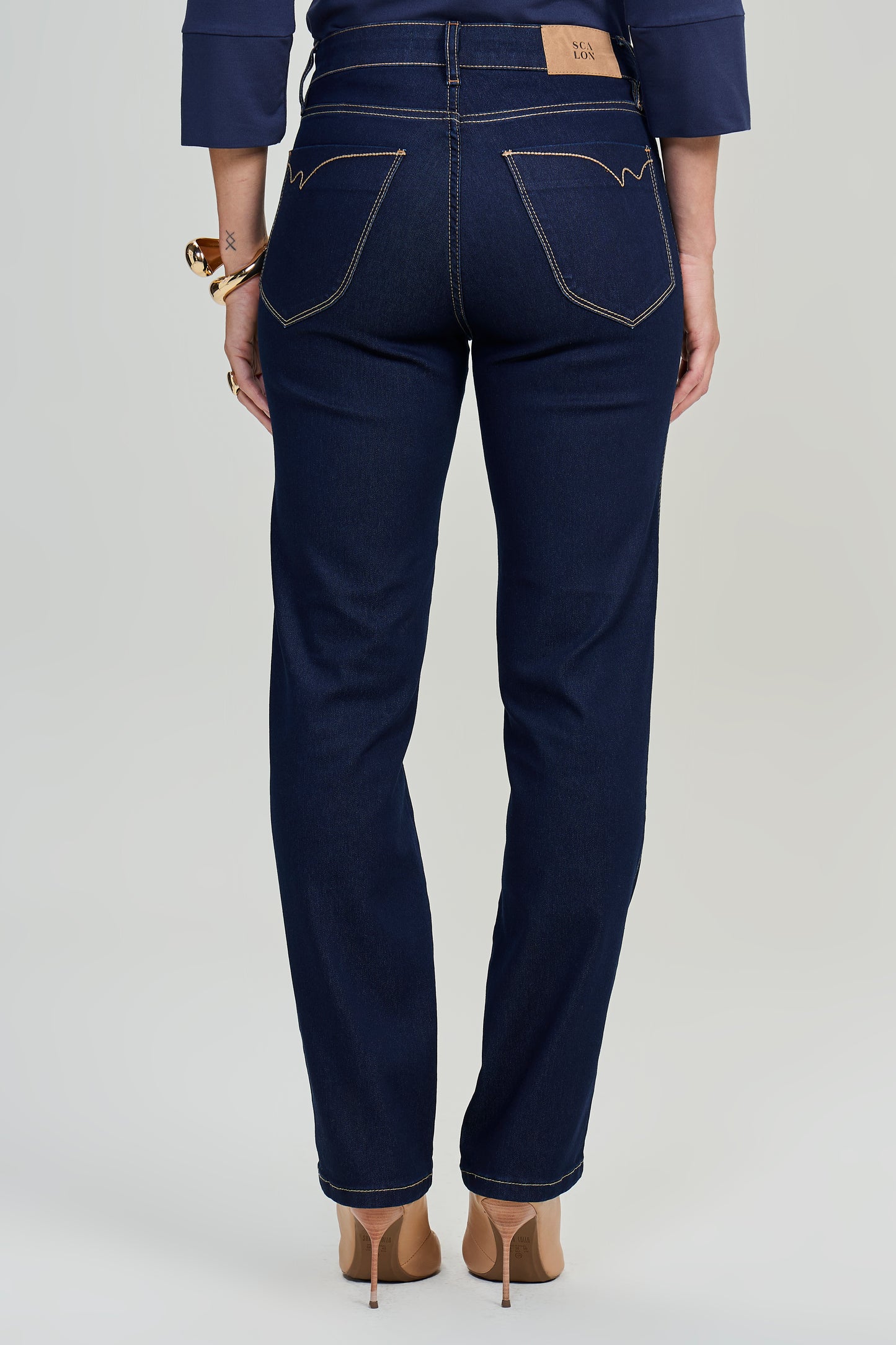 calça jeans reta cintura intermediária com cristais