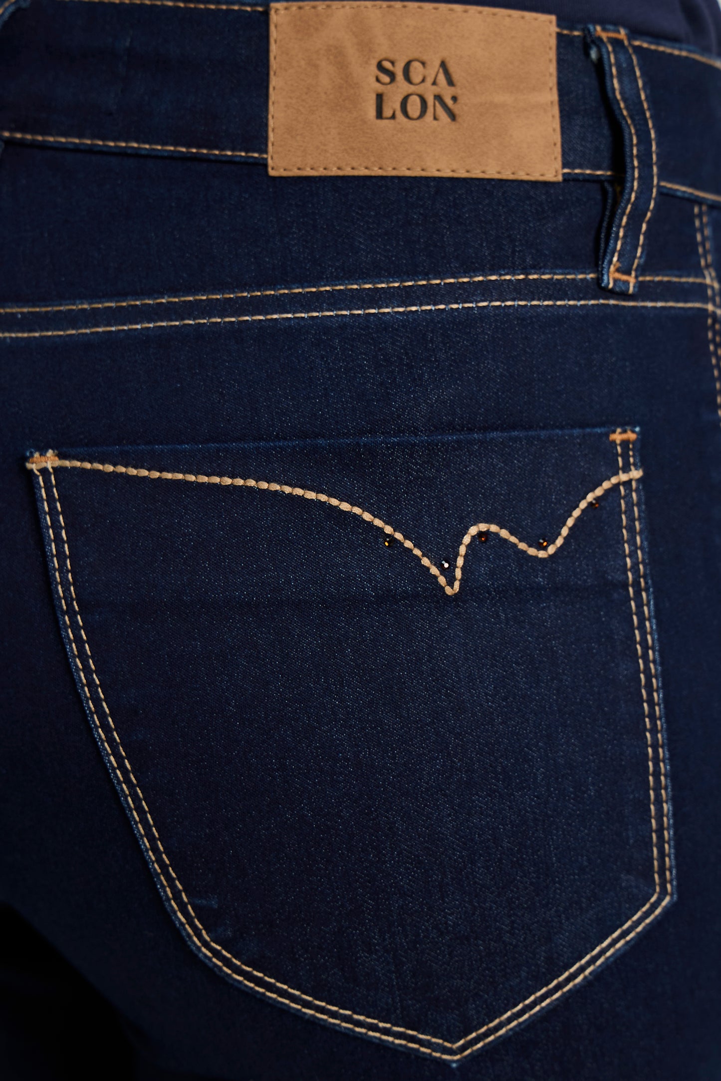 calça jeans reta cintura intermediária com cristais