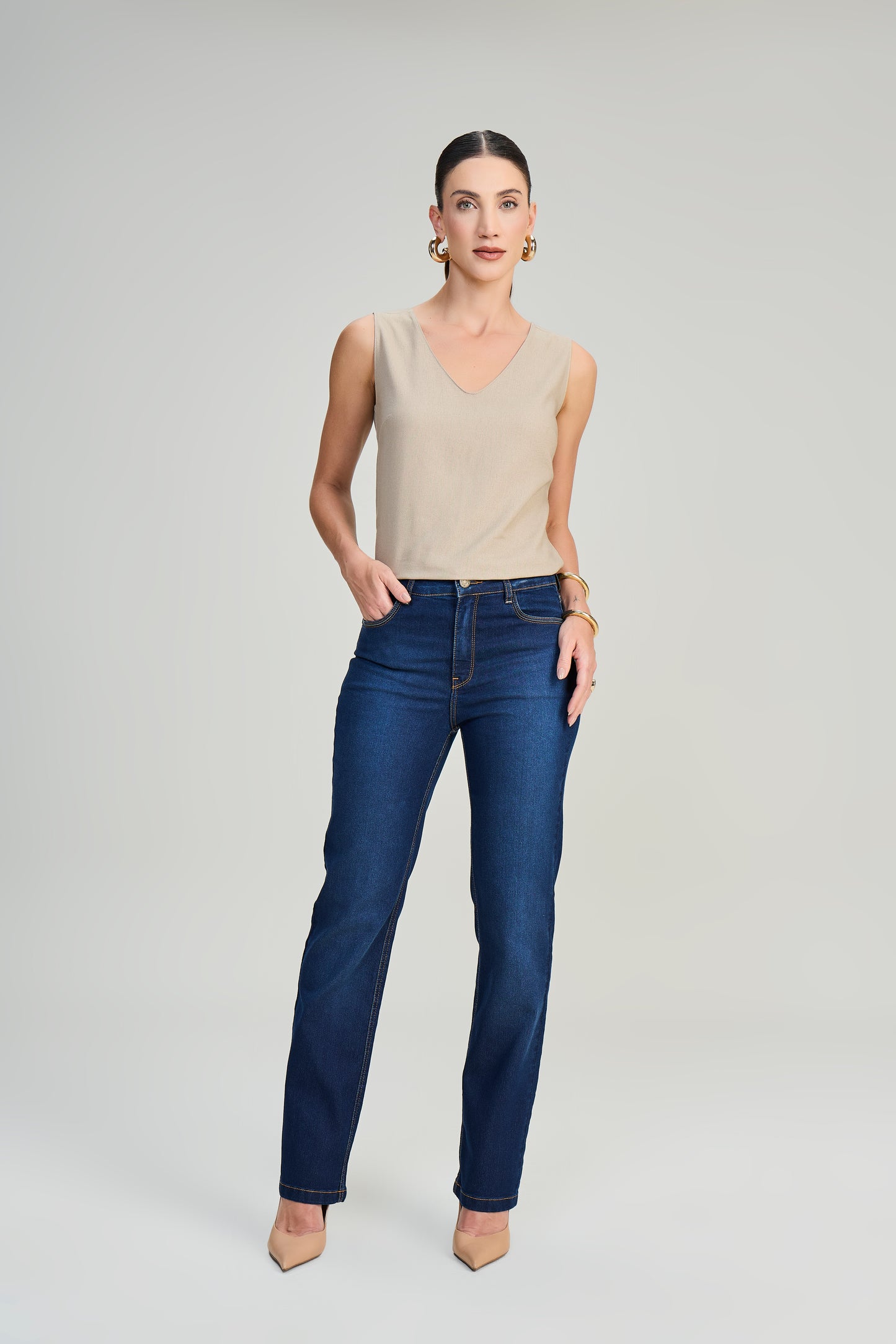 calça jeans reta cintura intermediária com detalhe bolso relógio