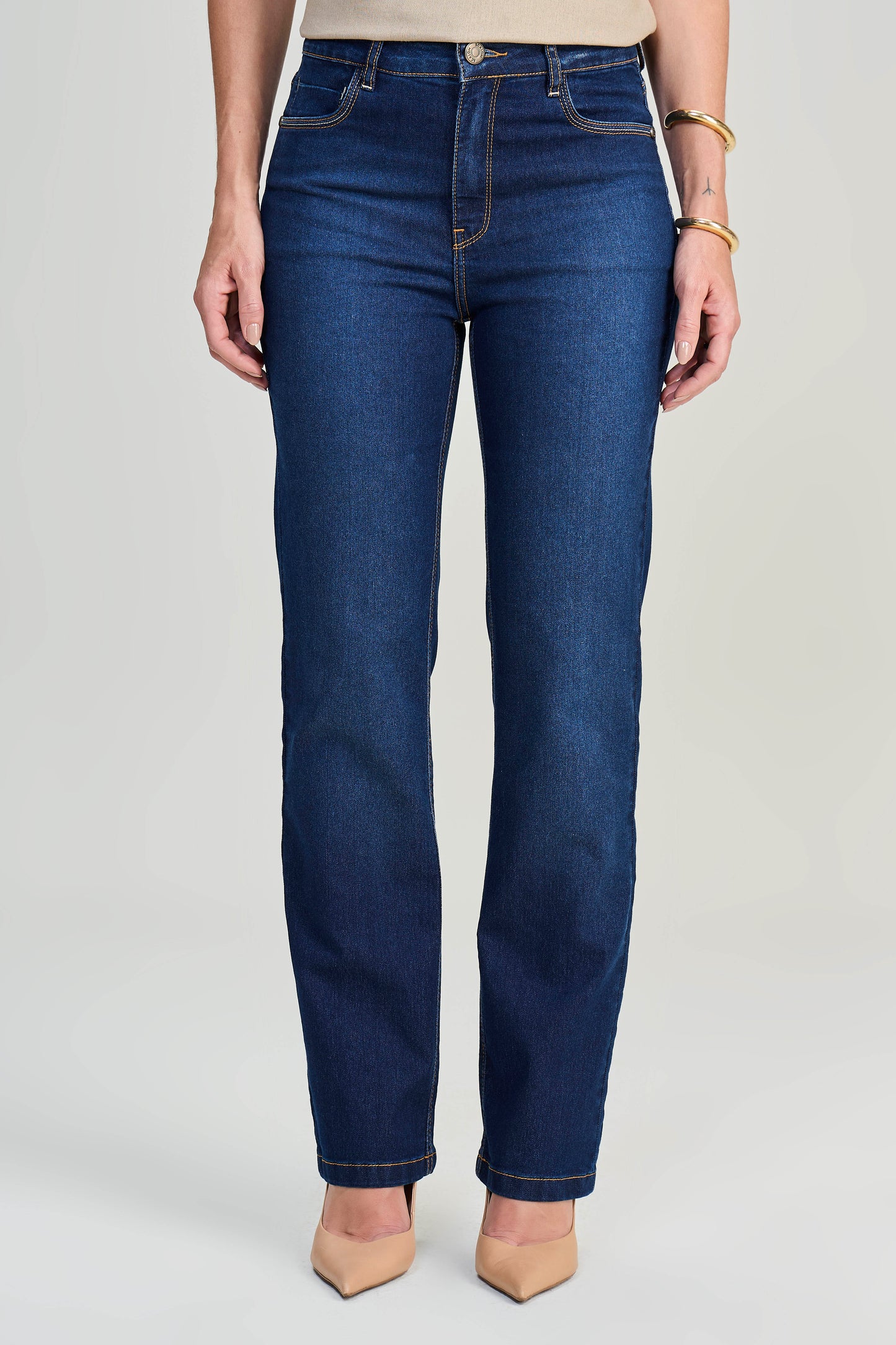 calça jeans reta cintura intermediária com detalhe bolso relógio