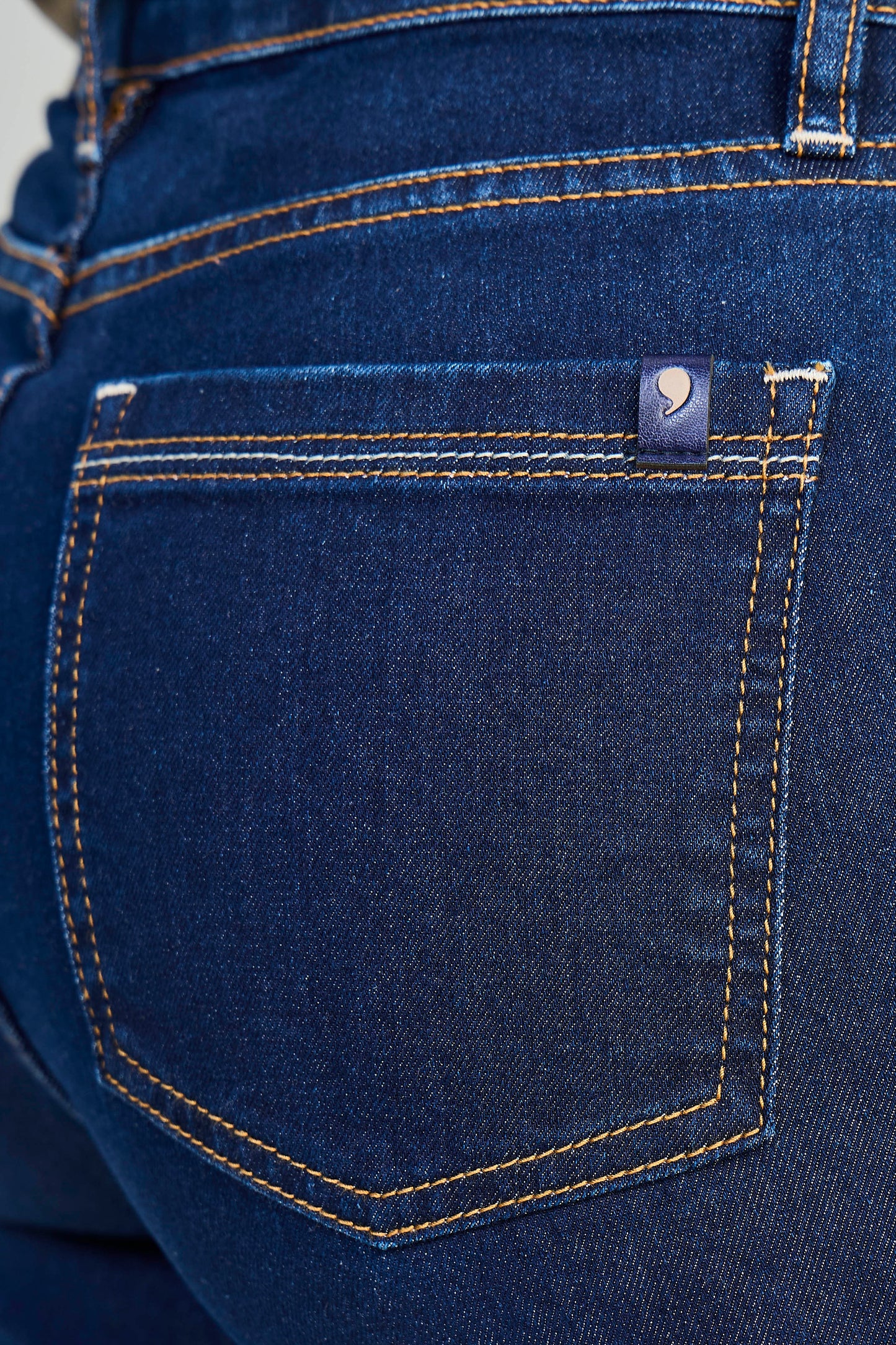 calça jeans reta cintura intermediária com detalhe bolso relógio