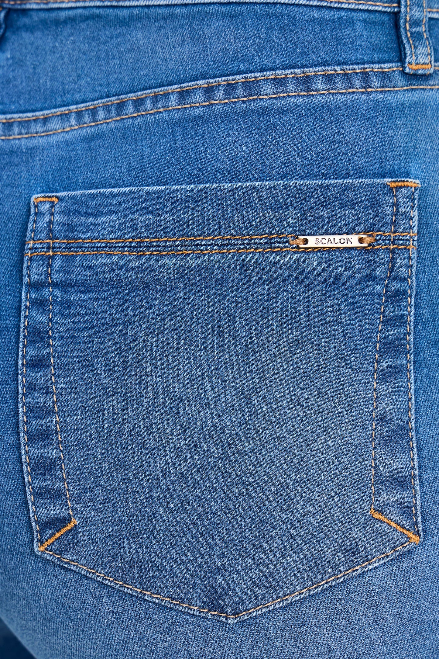 calça jeans reta cintura intermediária com detalhe pespontos