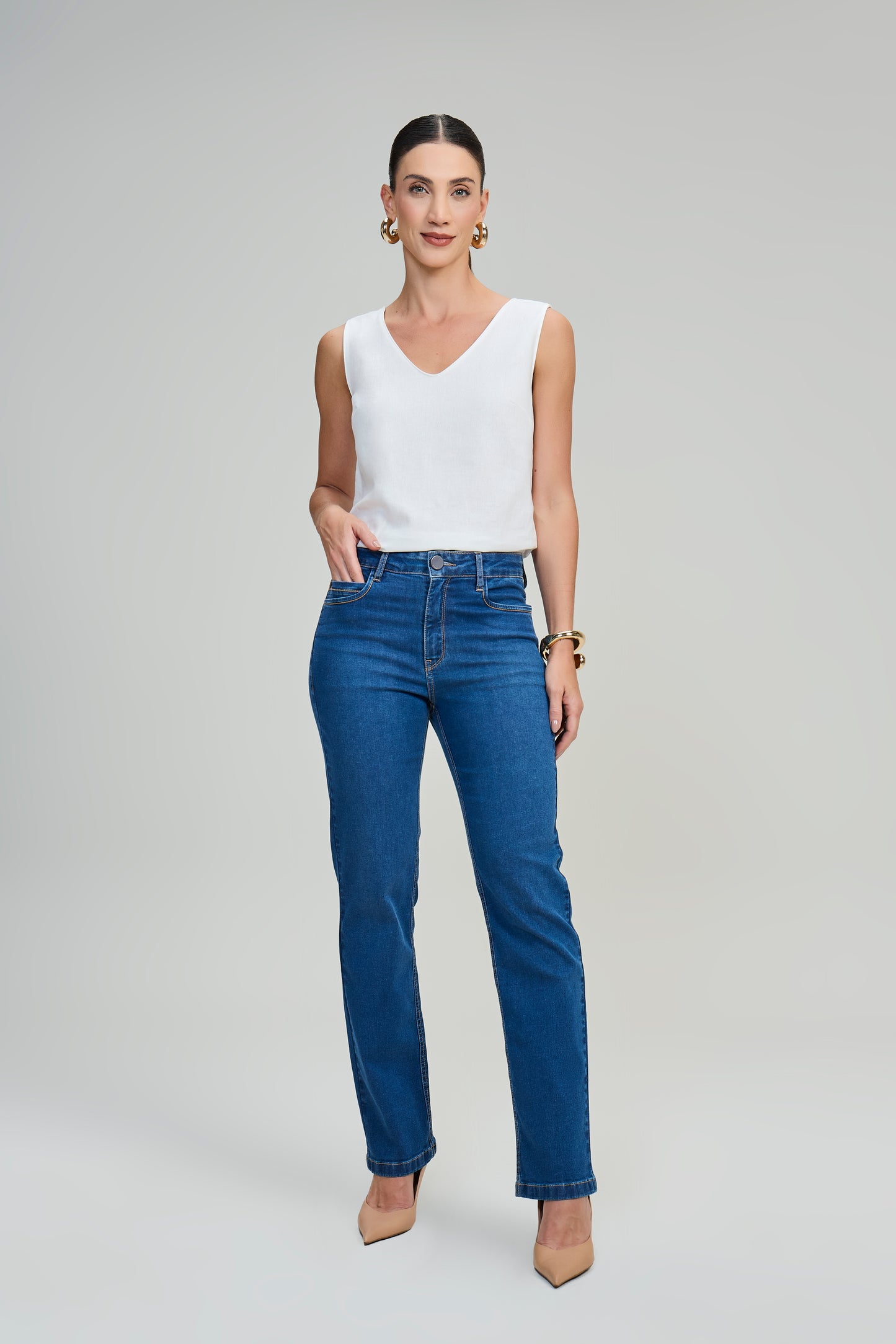 calça jeans reta cintura intermediária com ponto corrente