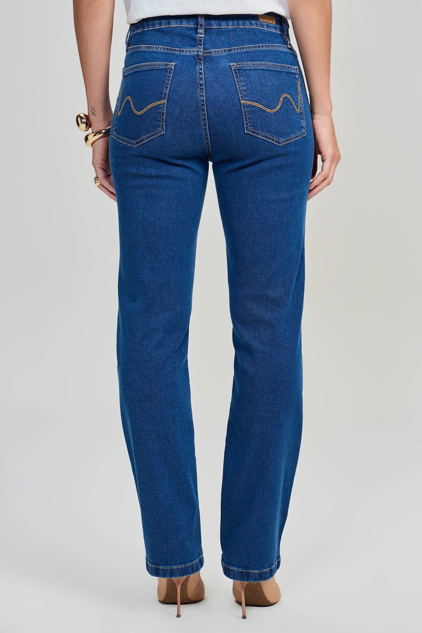 calça jeans reta cintura intermediária com ponto corrente