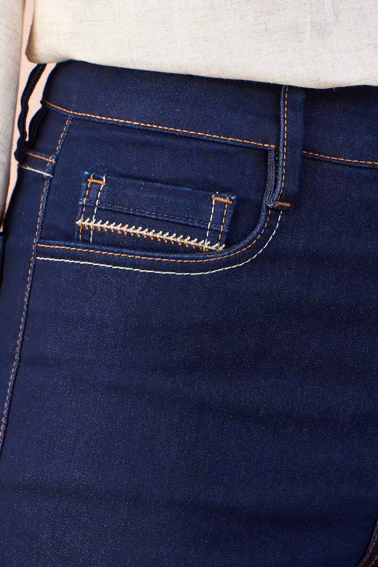calça jeans reta cintura intermediária com bordados