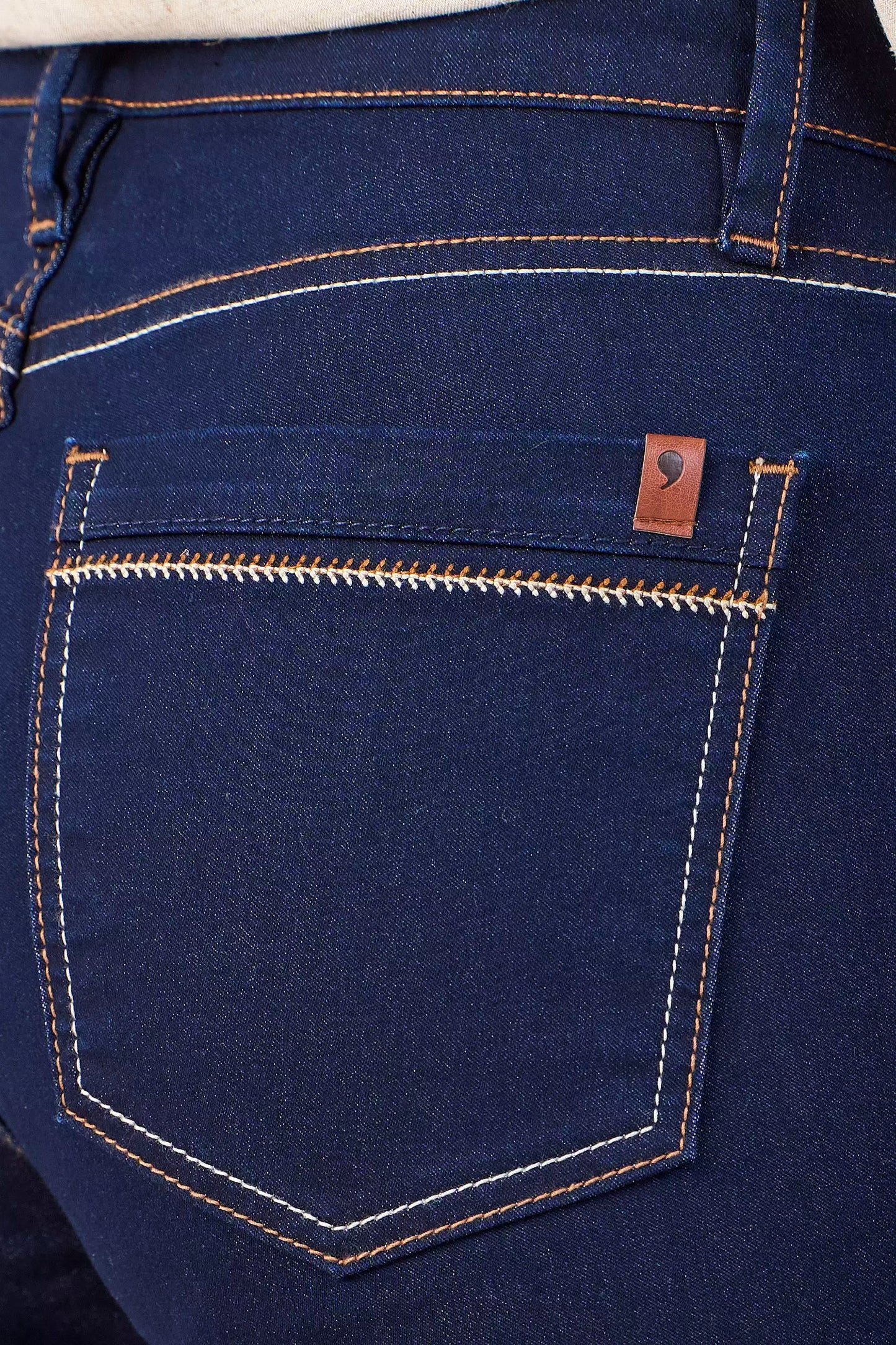calça jeans reta cintura intermediária com bordados