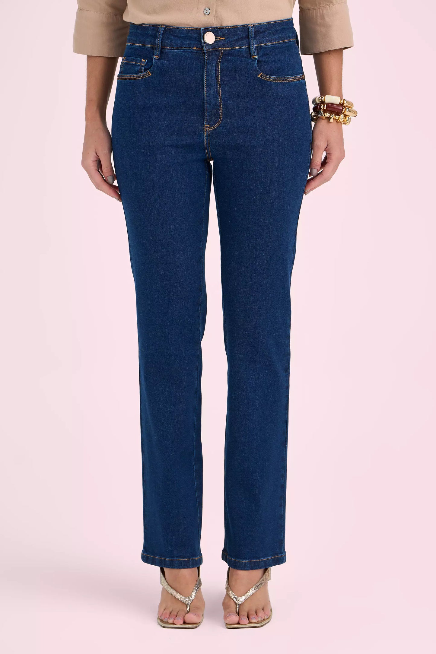 calça jeans reta cintura intermedíaria com detalhes pespontos