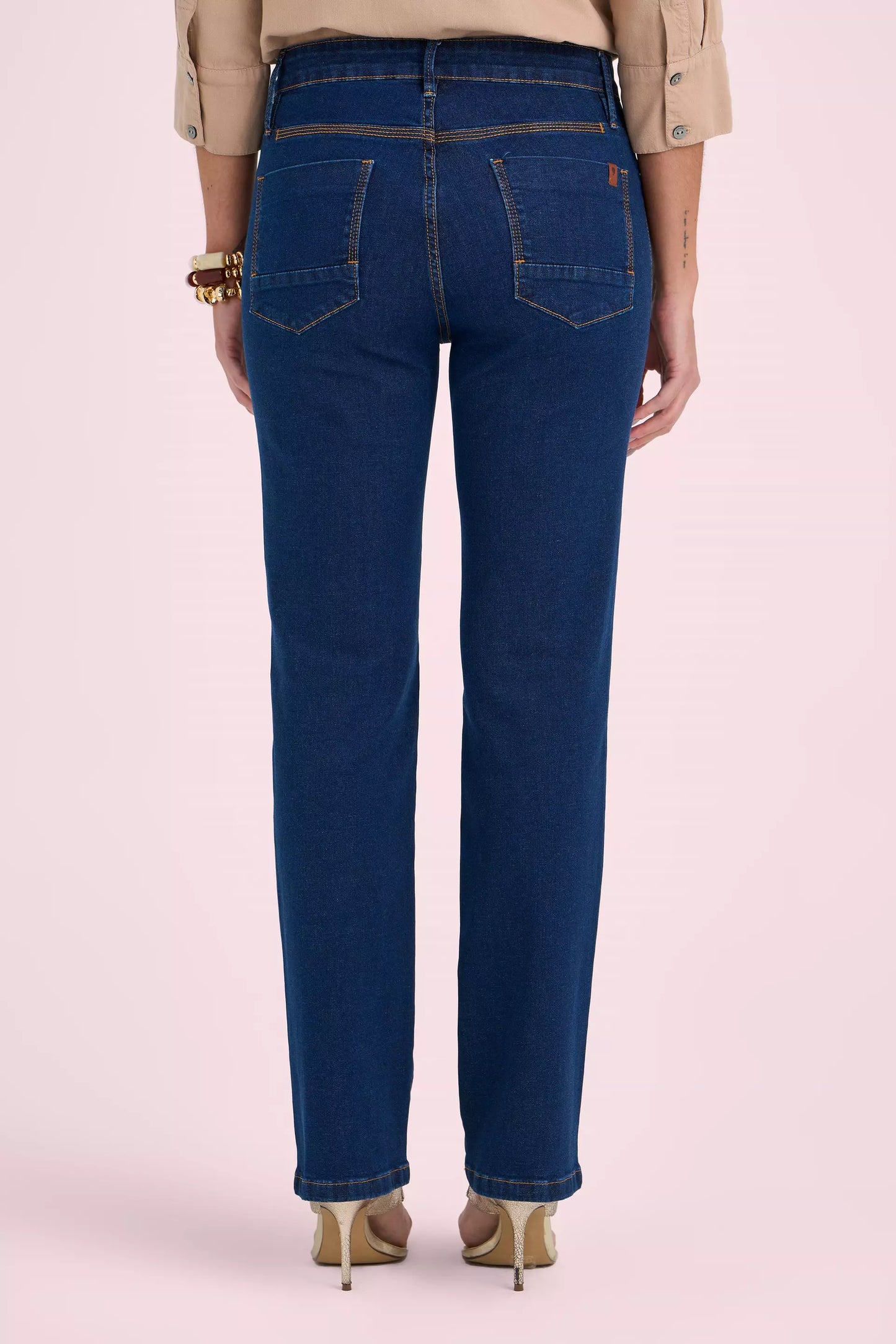 calça jeans reta cintura intermedíaria com detalhes pespontos