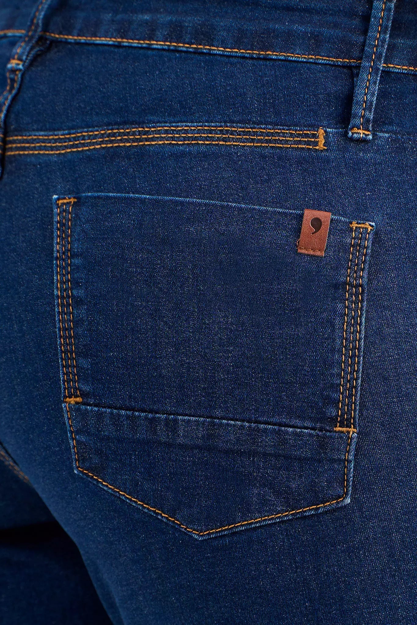 calça jeans reta cintura intermedíaria com detalhes pespontos