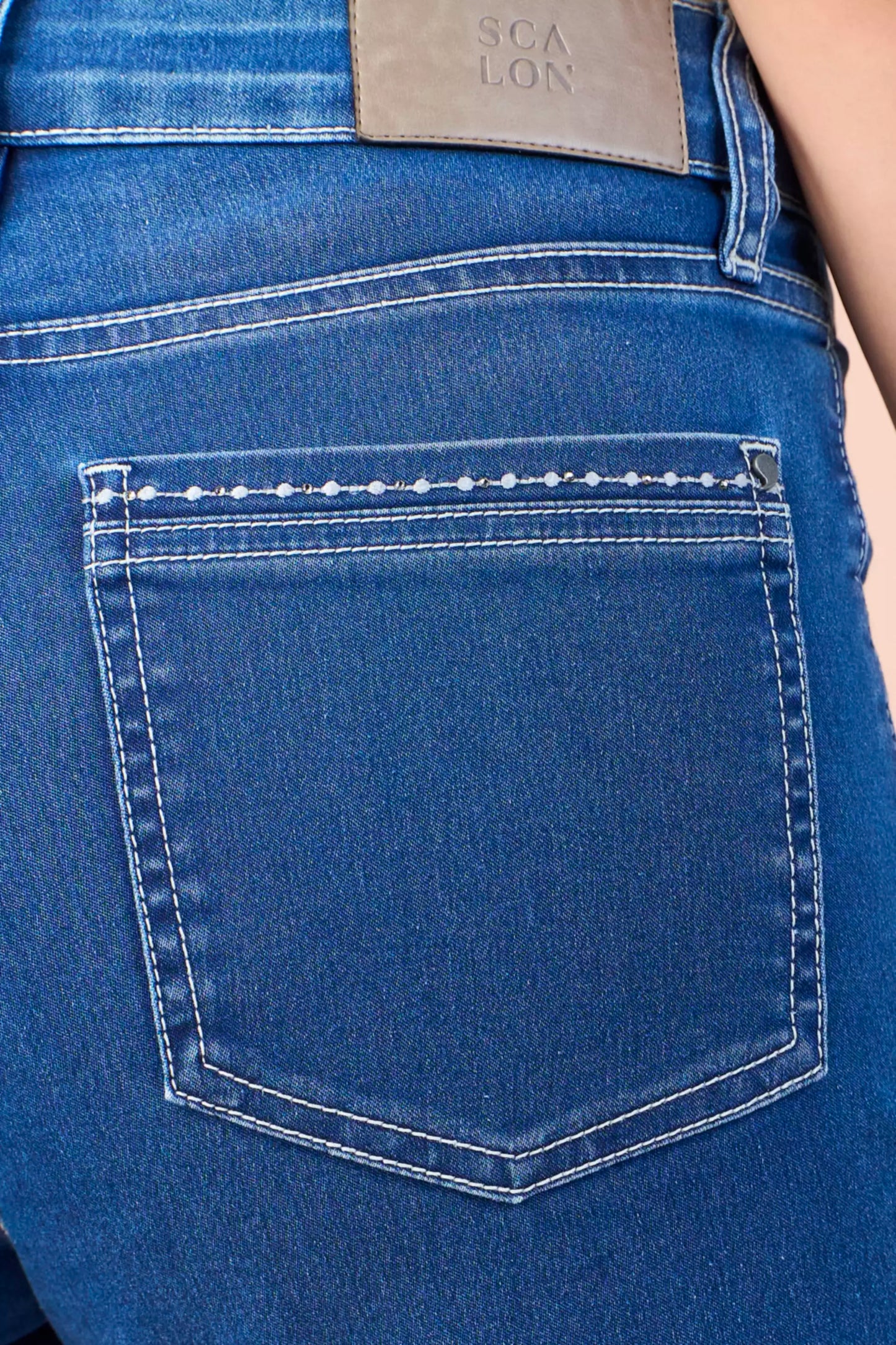 calça jeans reta cintura intermediária com bordado e cristais