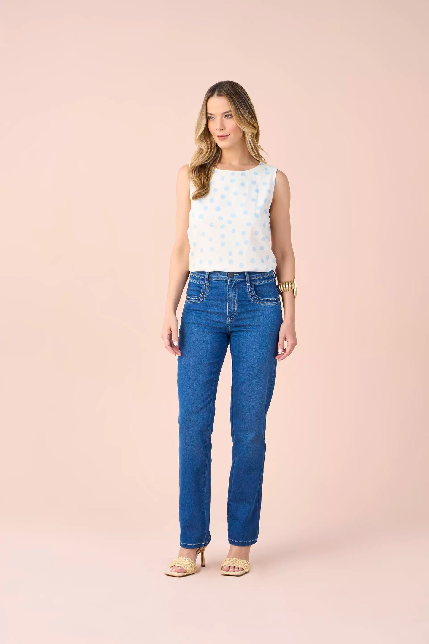 calça jeans reta cintura intermediária com bordado e cristais