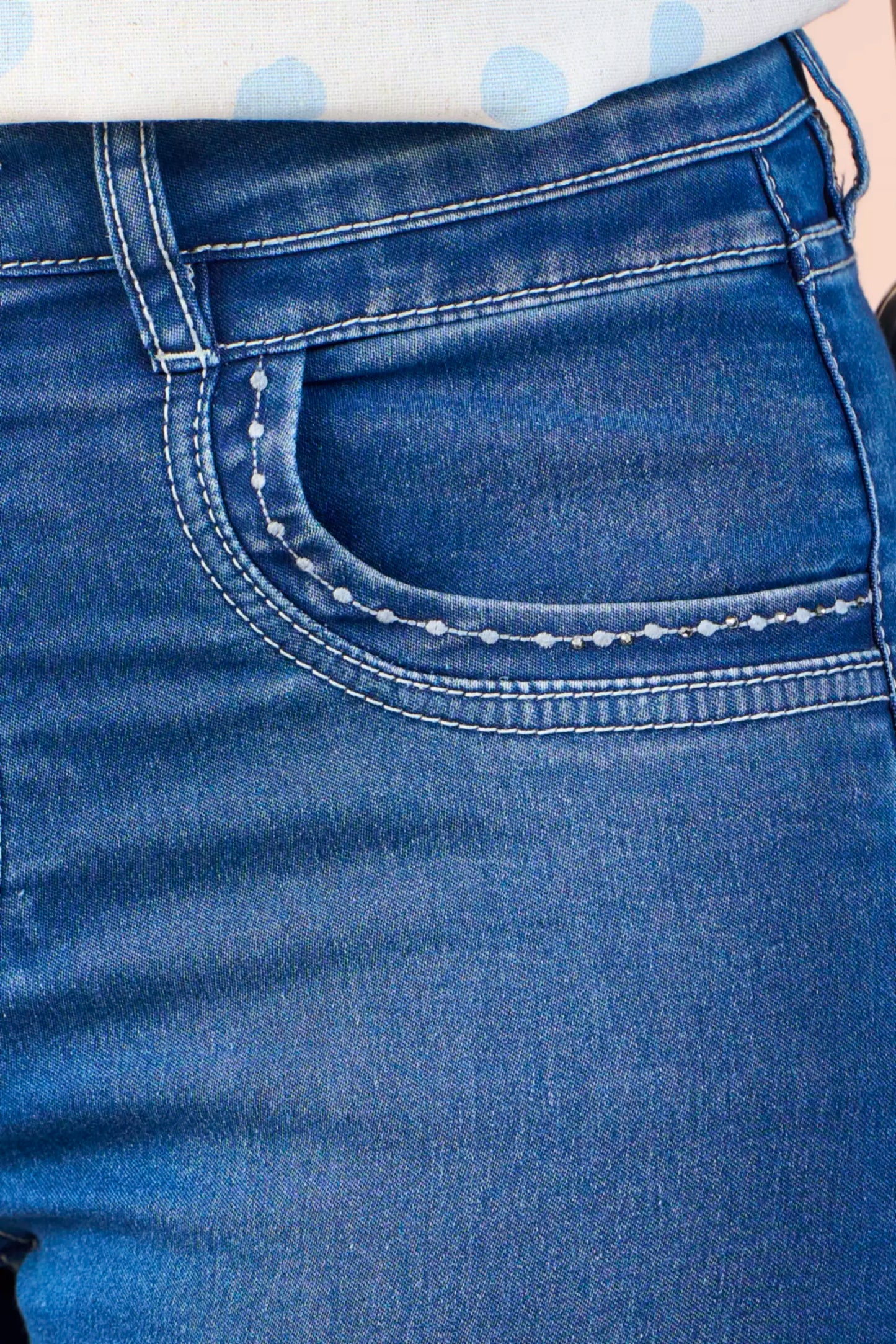 calça jeans reta cintura intermediária com bordado e cristais