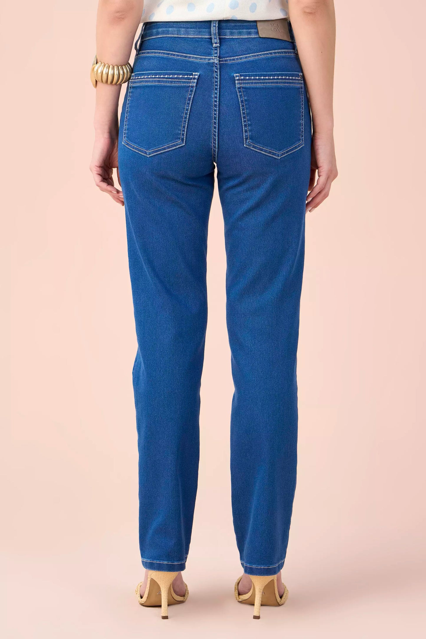 calça jeans reta cintura intermediária com bordado e cristais