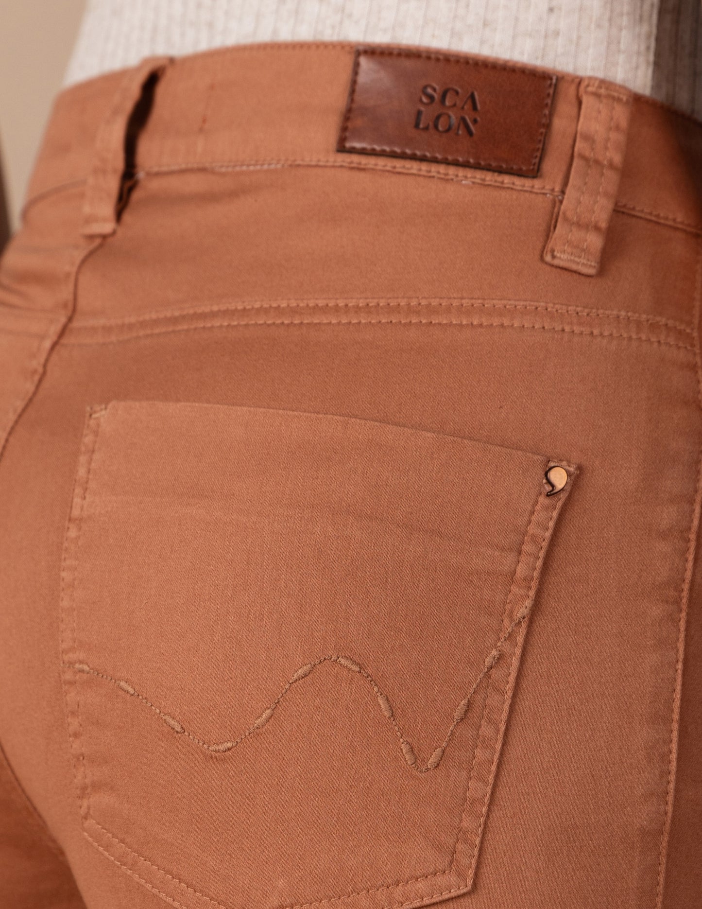 calça sarja color reta cintura intermediária com bordados