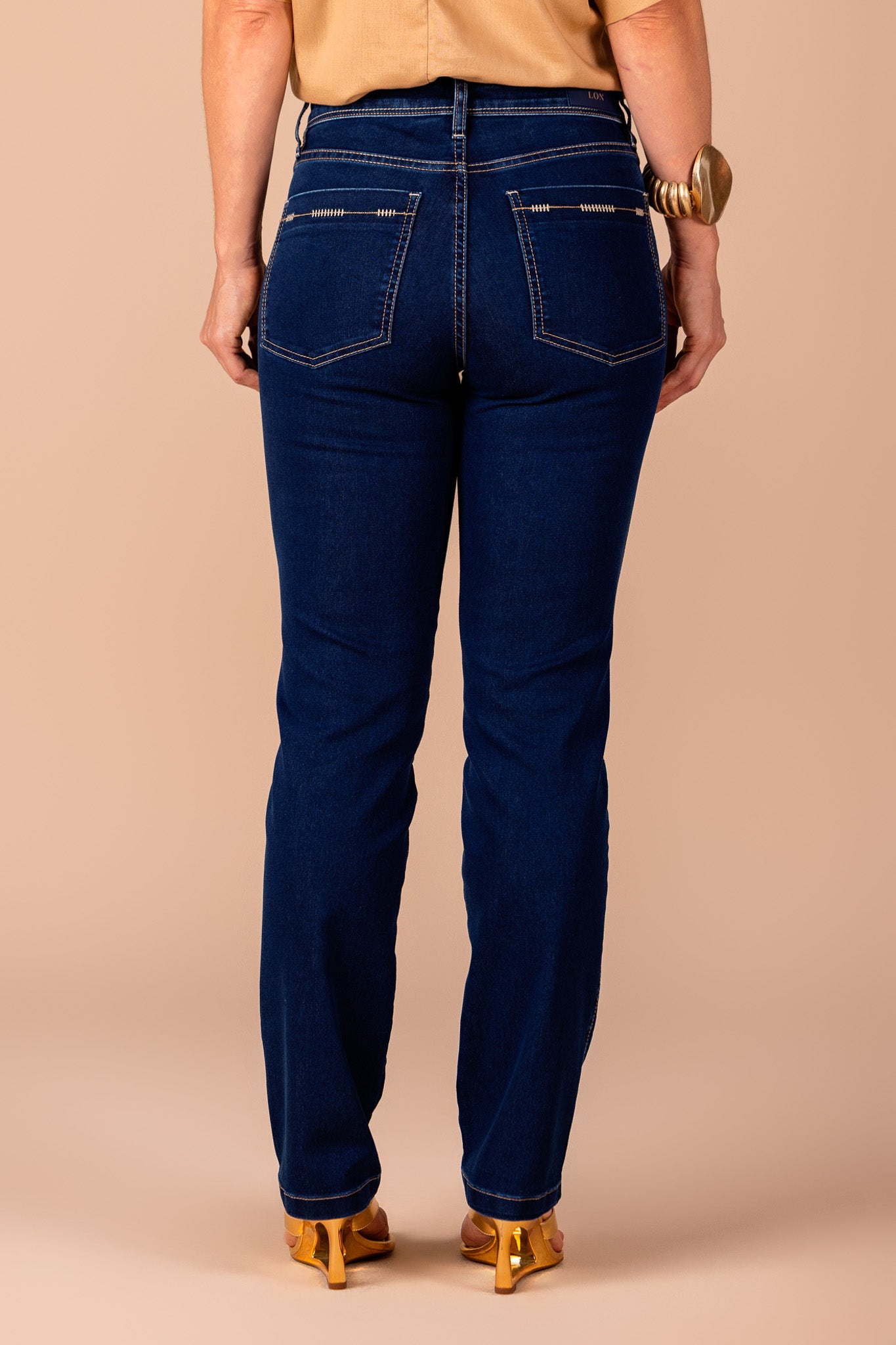 calça jeans reta cintura intermediária com bordados