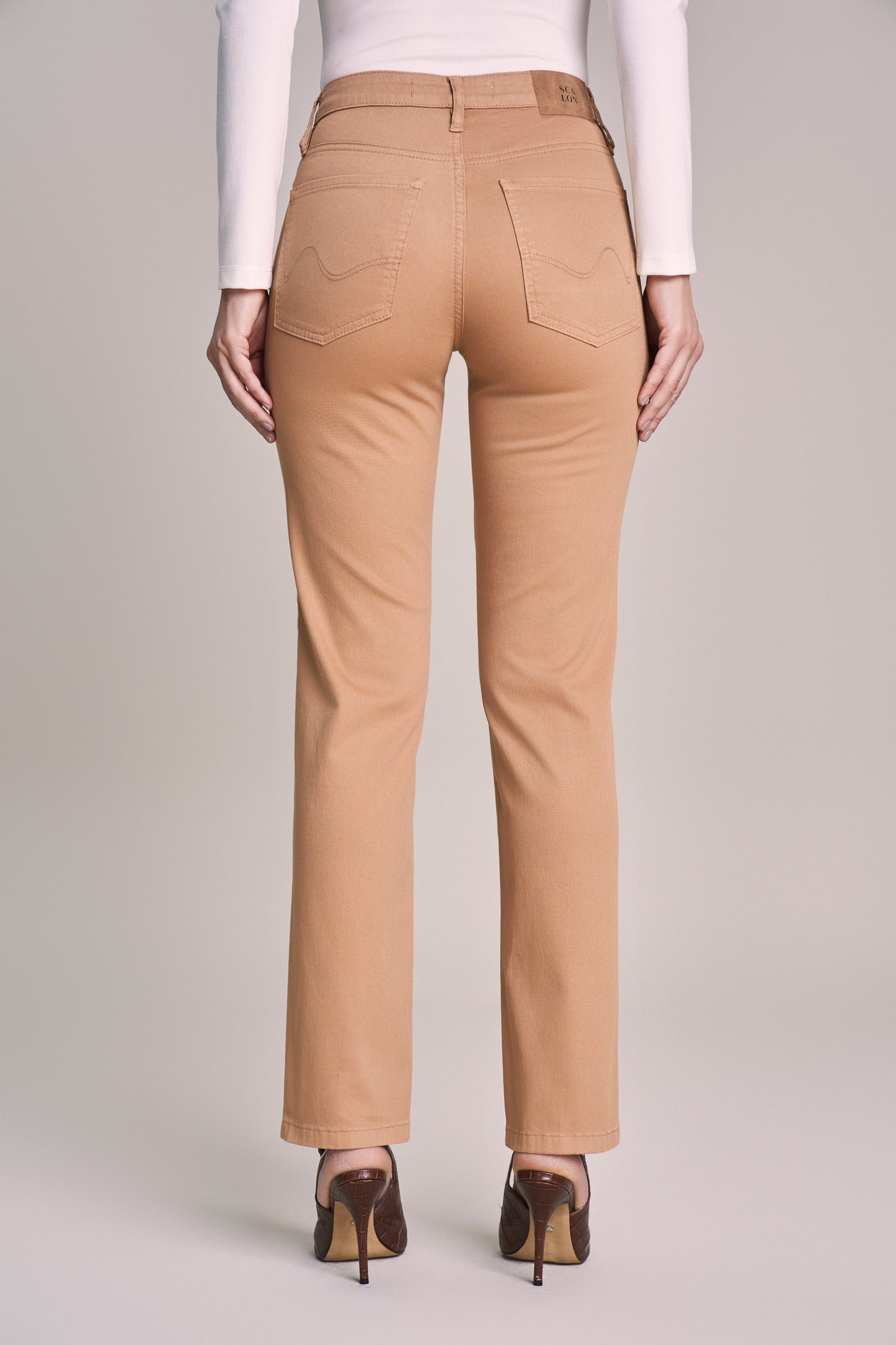 calça sarja color reta cintura intermediária básica