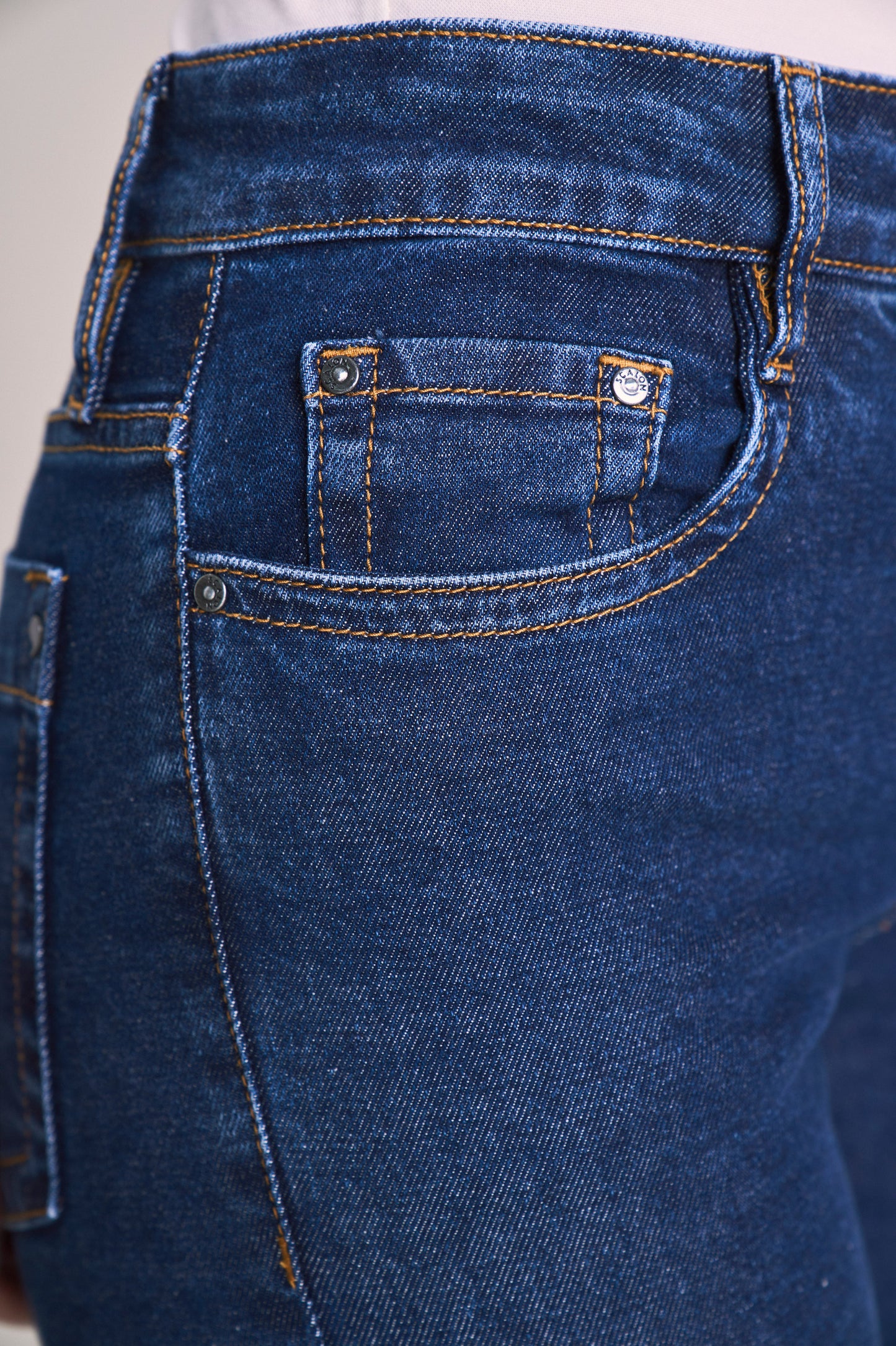 calça jeans reta cintura intermediária com pespontos largos