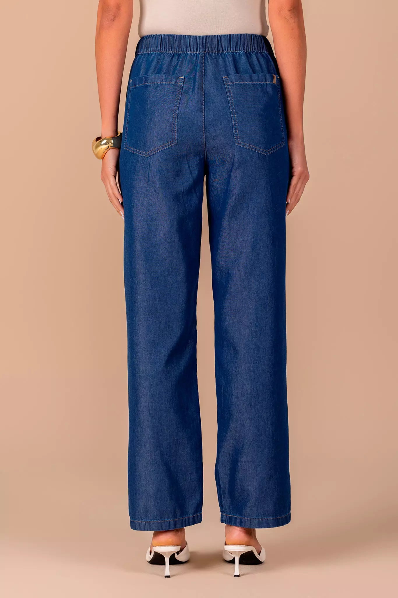 calça jeans reta cintura intermediária cós de elástico