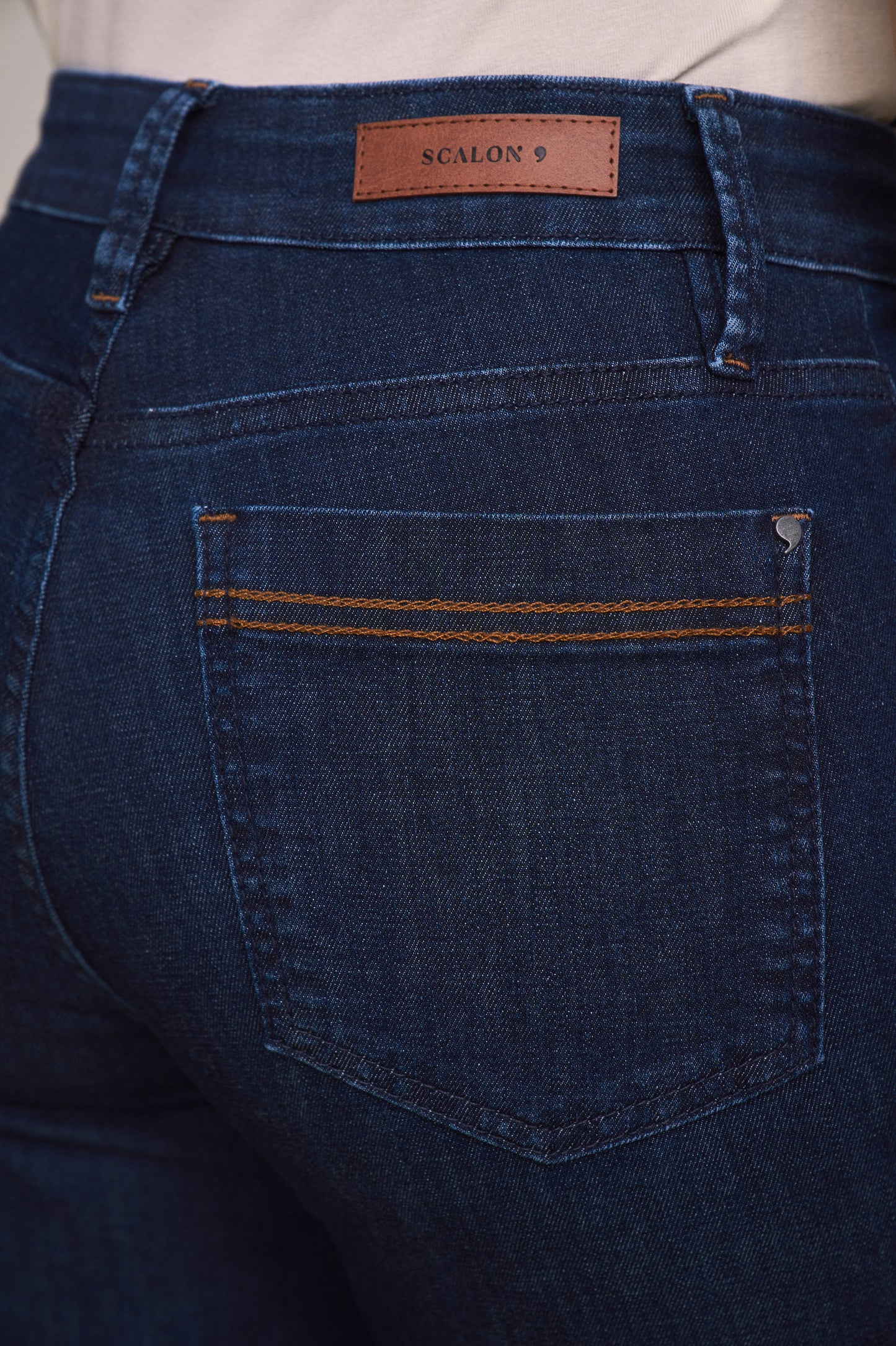 calça jeans reta cintura intermediária com correntinha bolsos