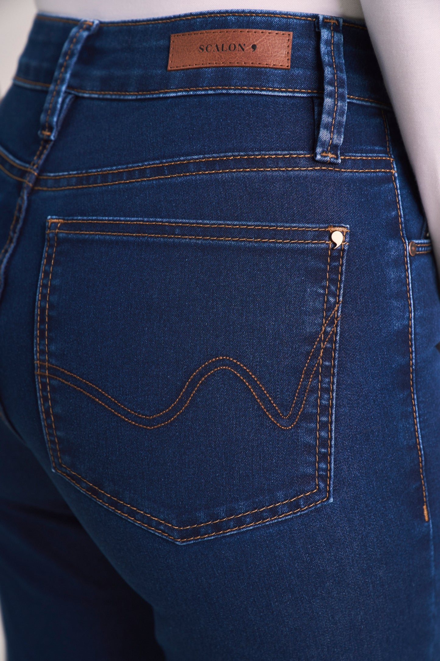 calça jeans reta cintura intermediária com bordado