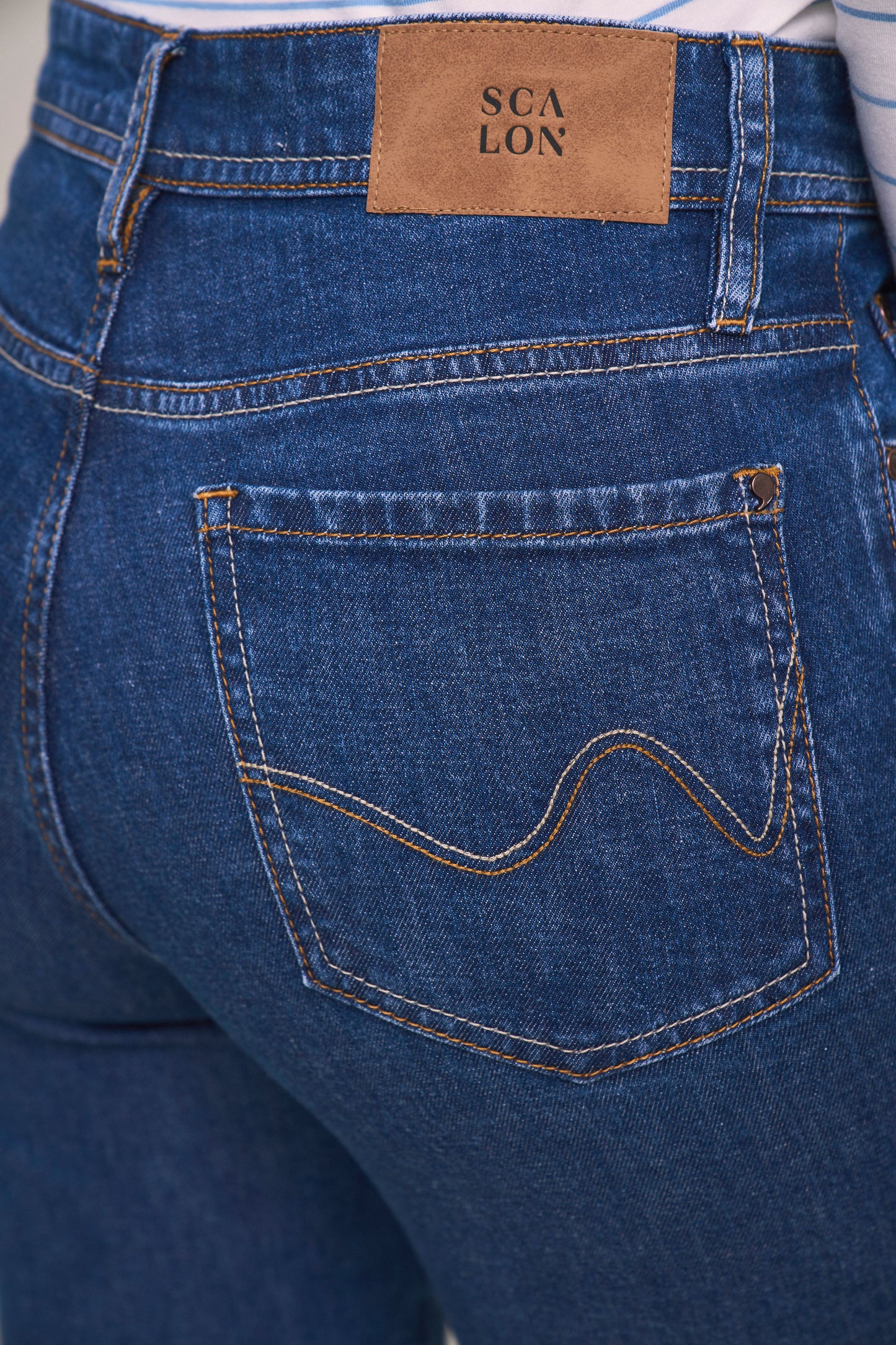 calça jeans reta cintura intermediária com bordado