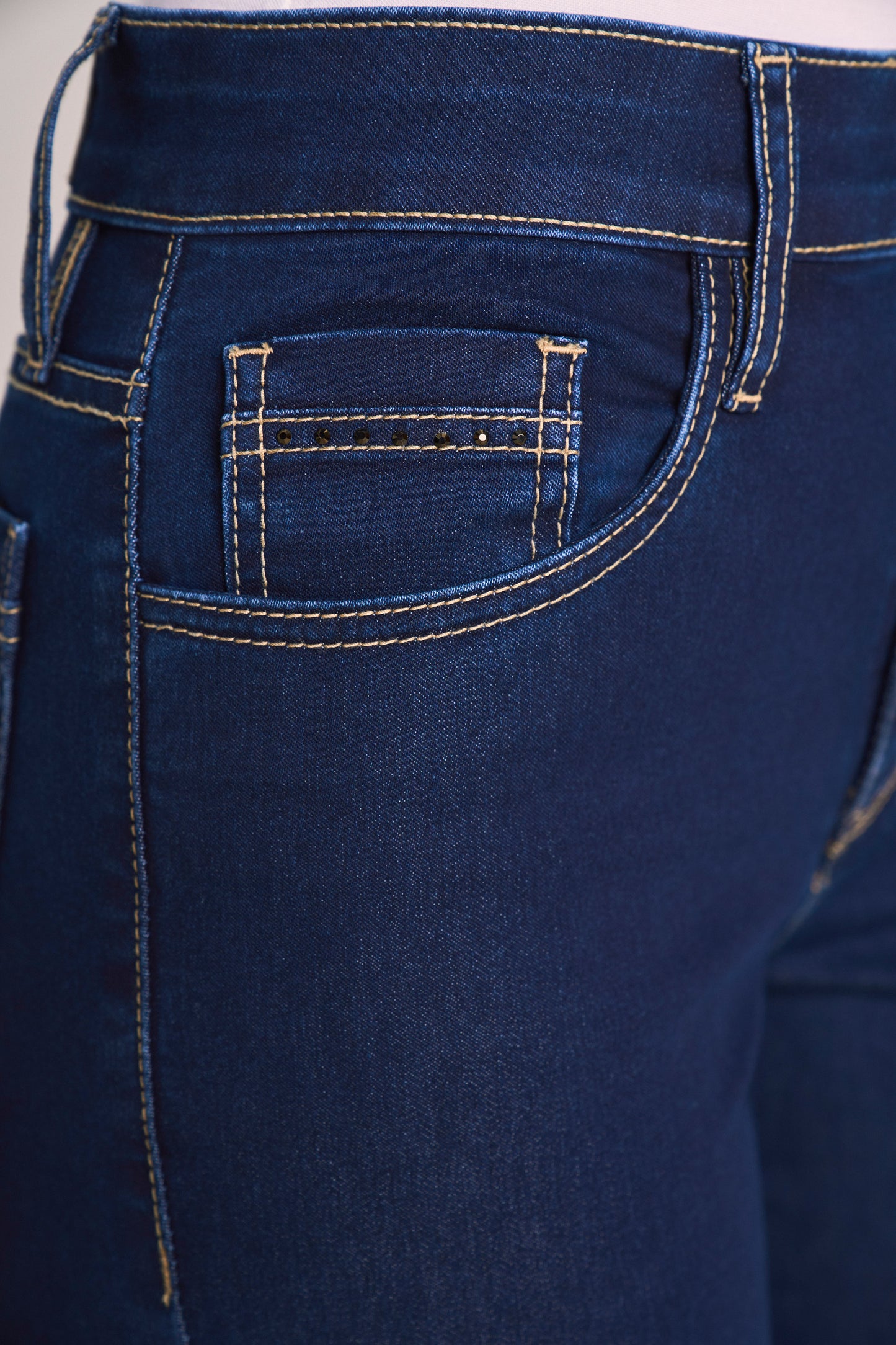 calça jeans reta cintura intermediária com cristais