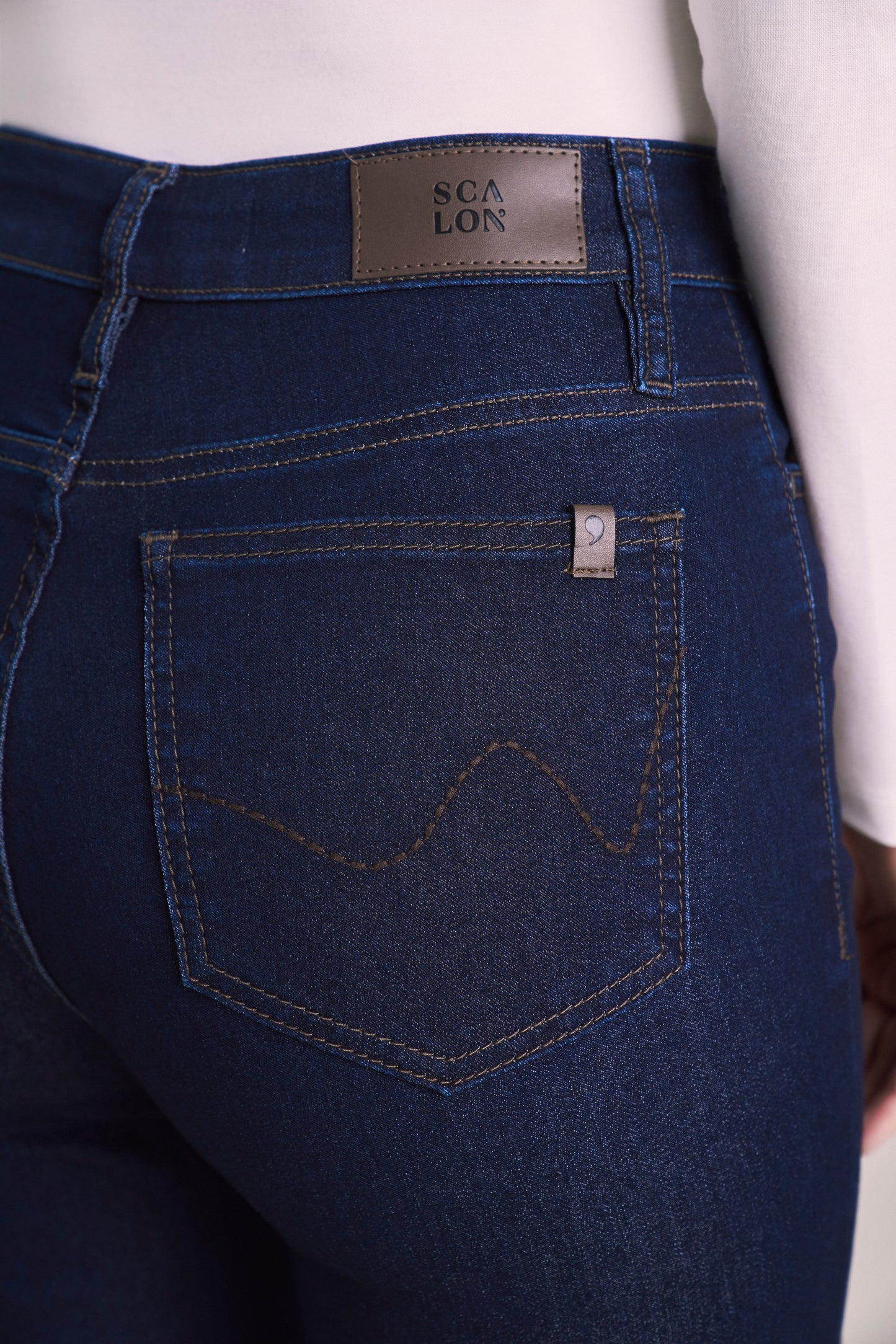 calça jeans reta cintura intermediária tradicional