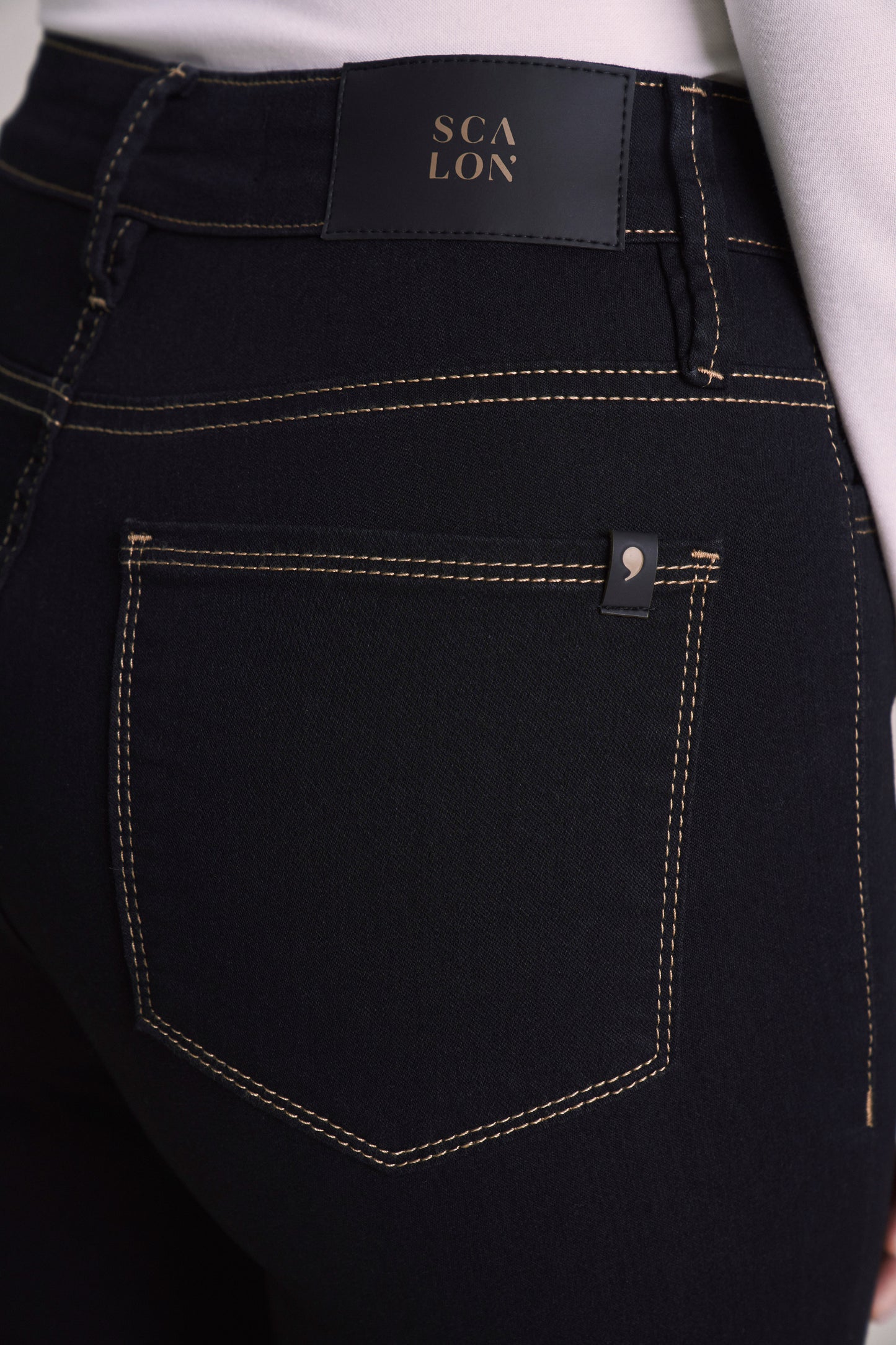 calça jeans black reta cintura intermediária com pespontos em contraste