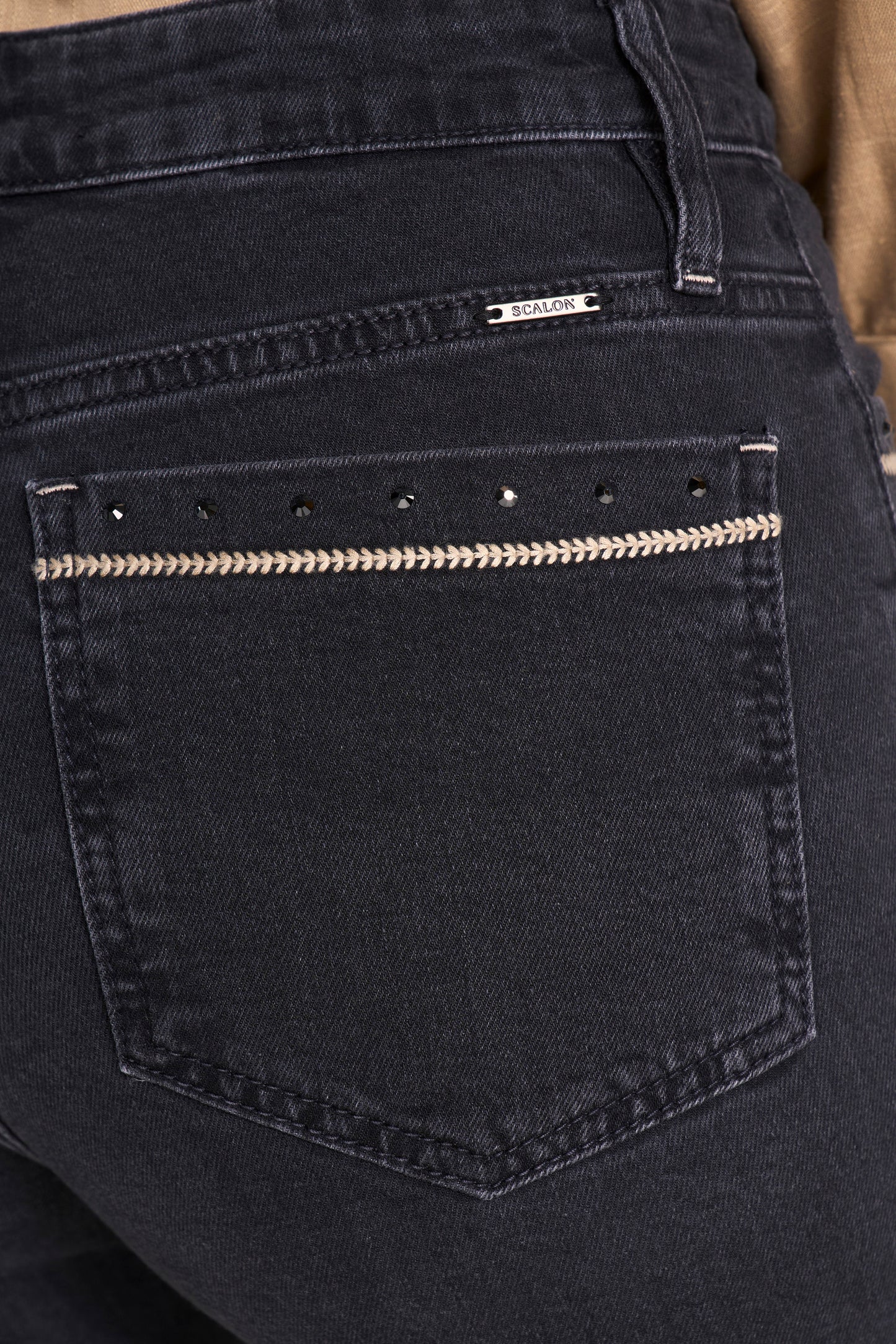 Calça Jeans Black Reta Cintura Intermediária com Bordado e Cristais