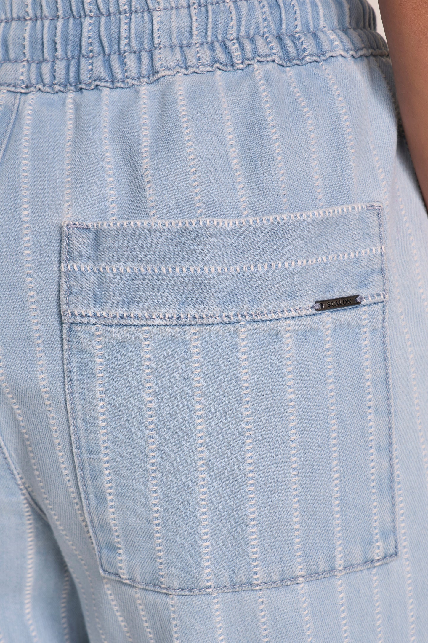 Calça Jeans Reta Cintura Intermediária Listrada Cós de Elástico