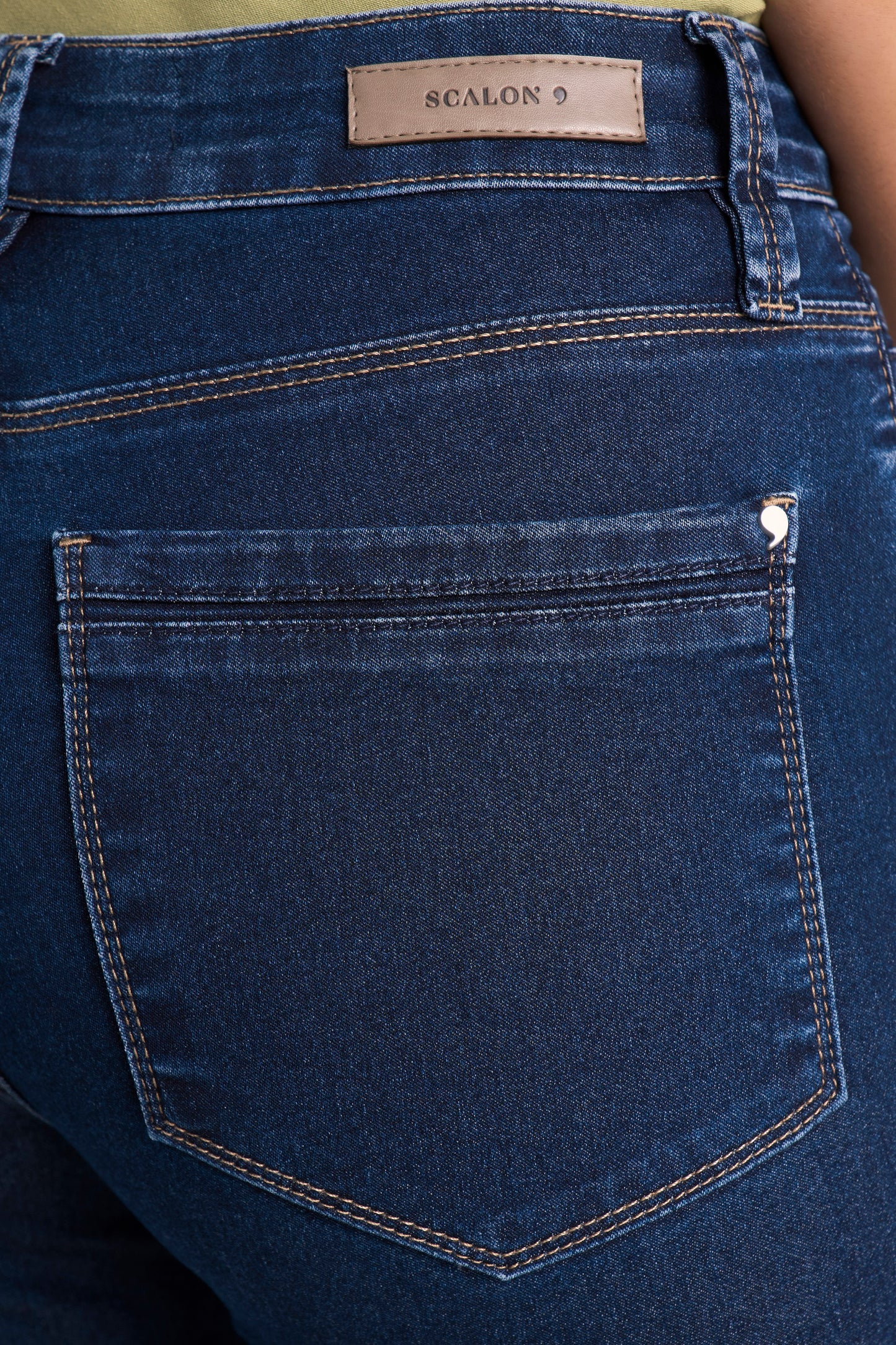 Calça Jeans Reta Cintura Intermediária com Detalhe nos Bolsos