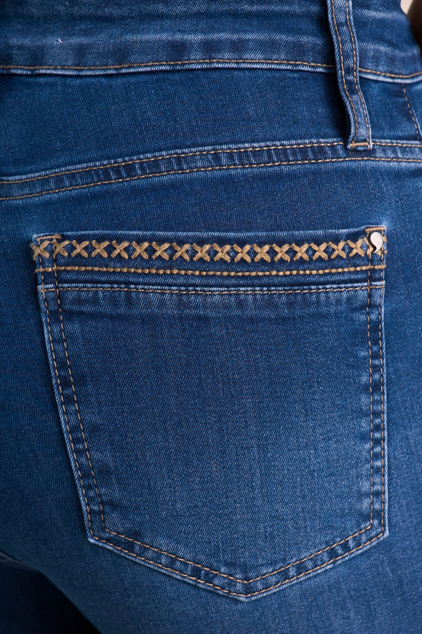 Calça Jeans Reta Cintura Intermediária com Bordado