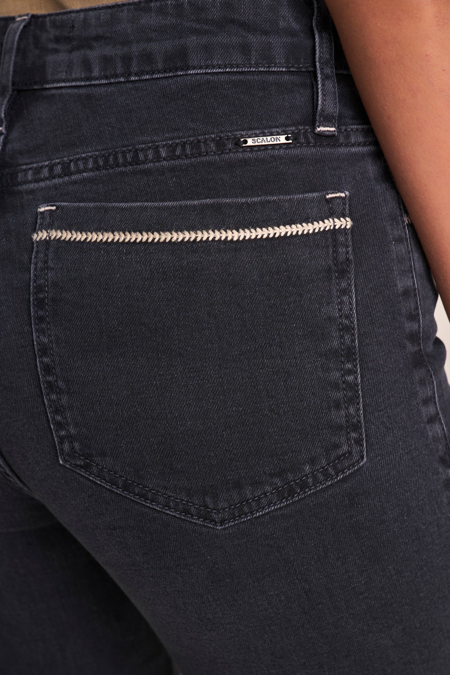 Calça Jeans Black Reta Cintura Intermediária com Bordado