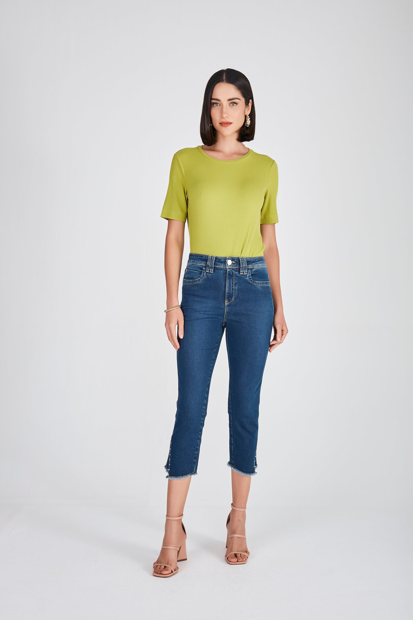 calça jeans cropped cintura intermediária com bordado
