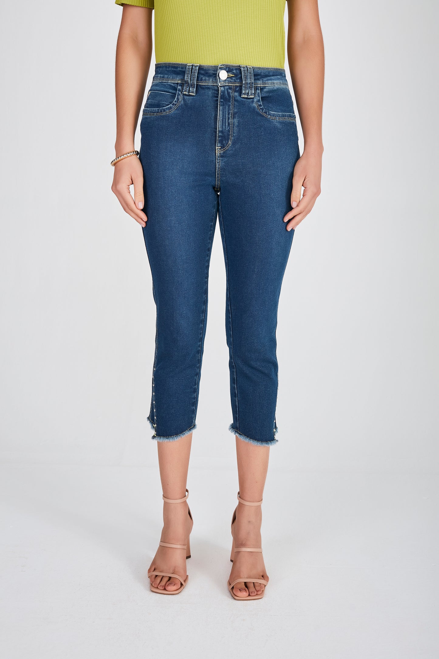 calça jeans cropped cintura intermediária com bordado