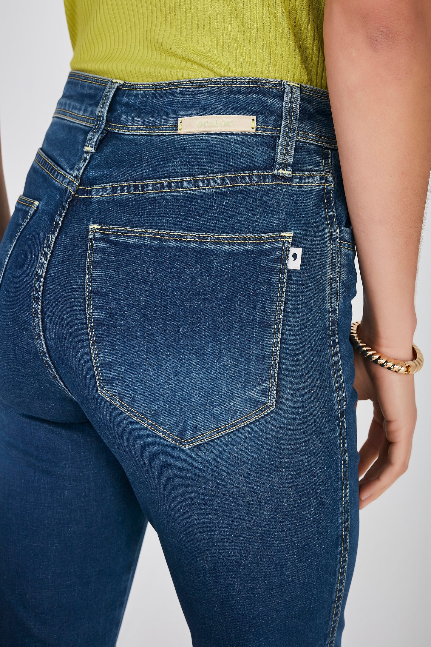 calça jeans cropped cintura intermediária com bordado