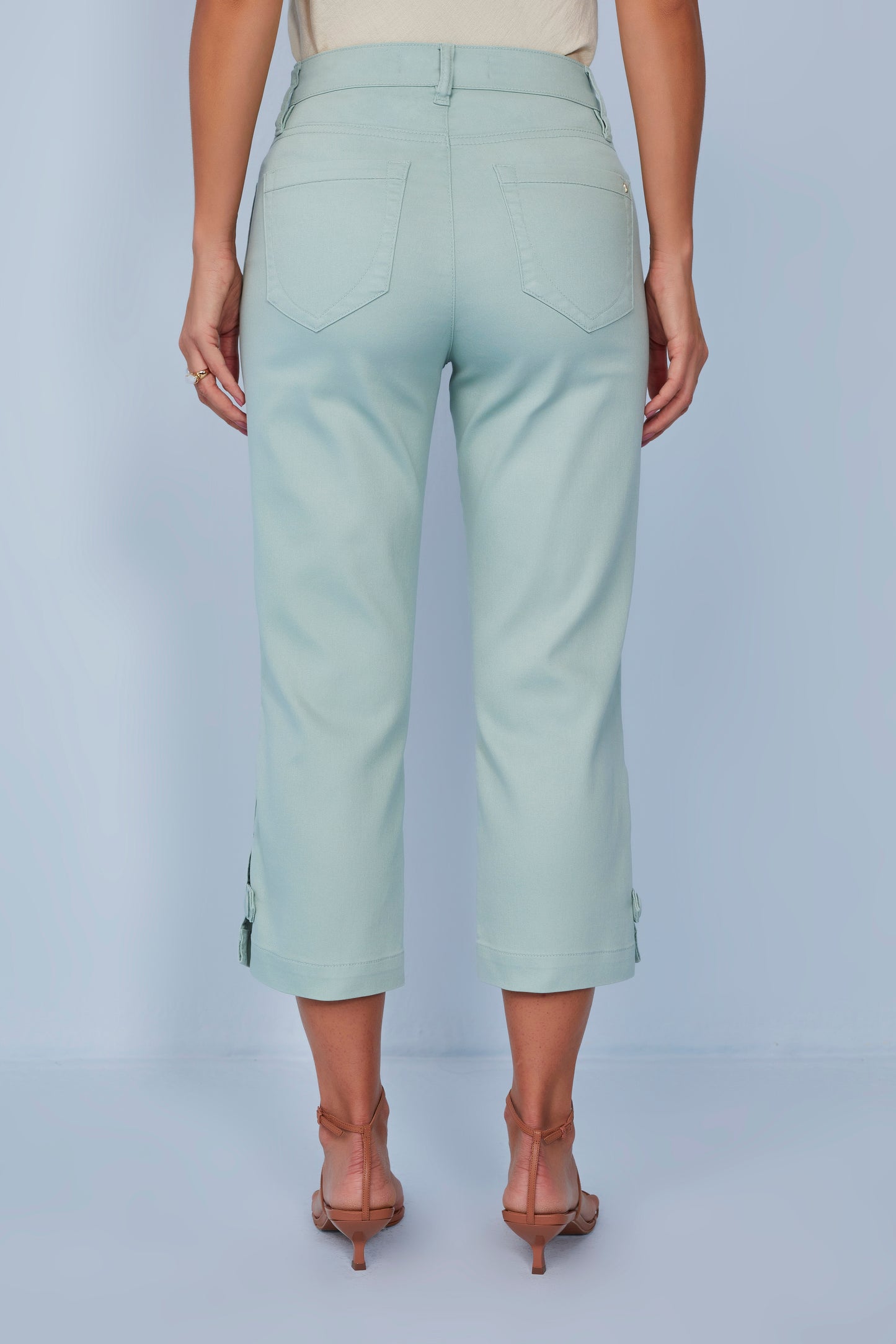 calça sarja color cropped cintura intermediária com martingale