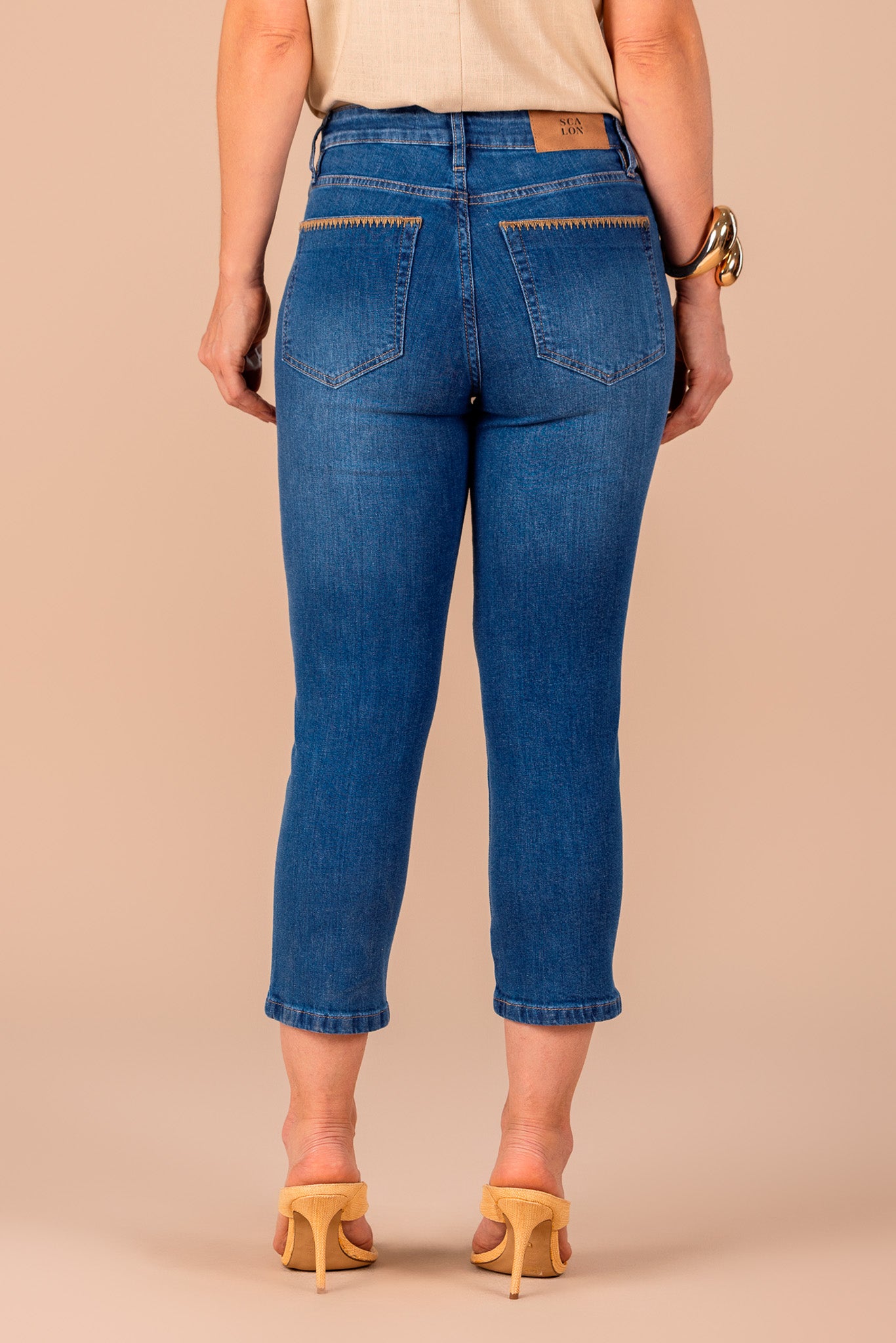 calça jeans cropped cintura intermediária com bordado