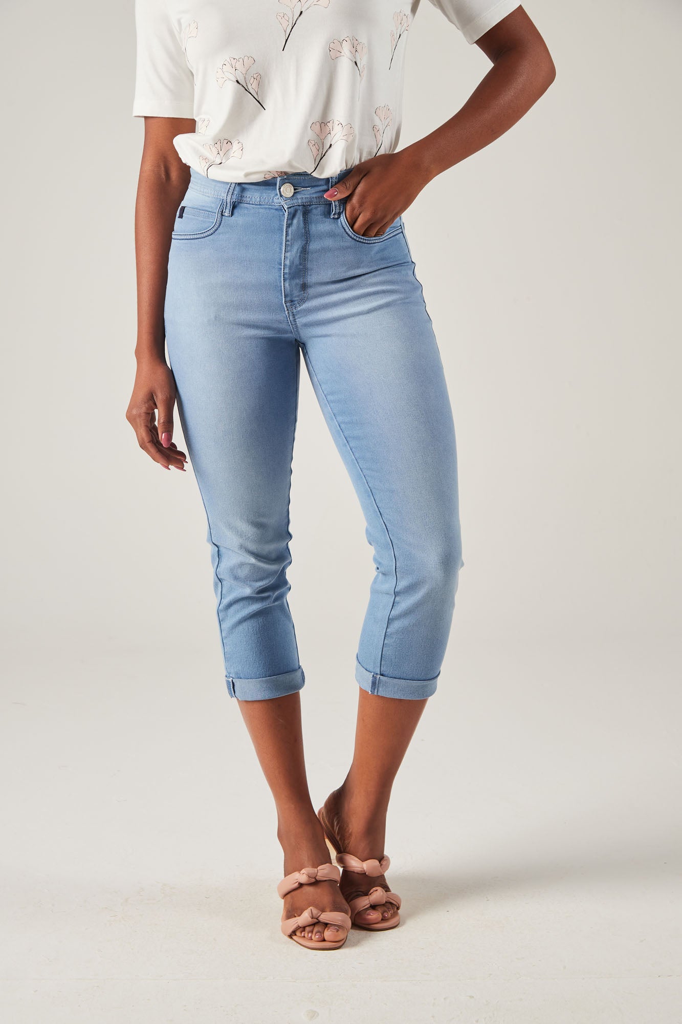 calça jeans cropped cintura intermediária com detalhe