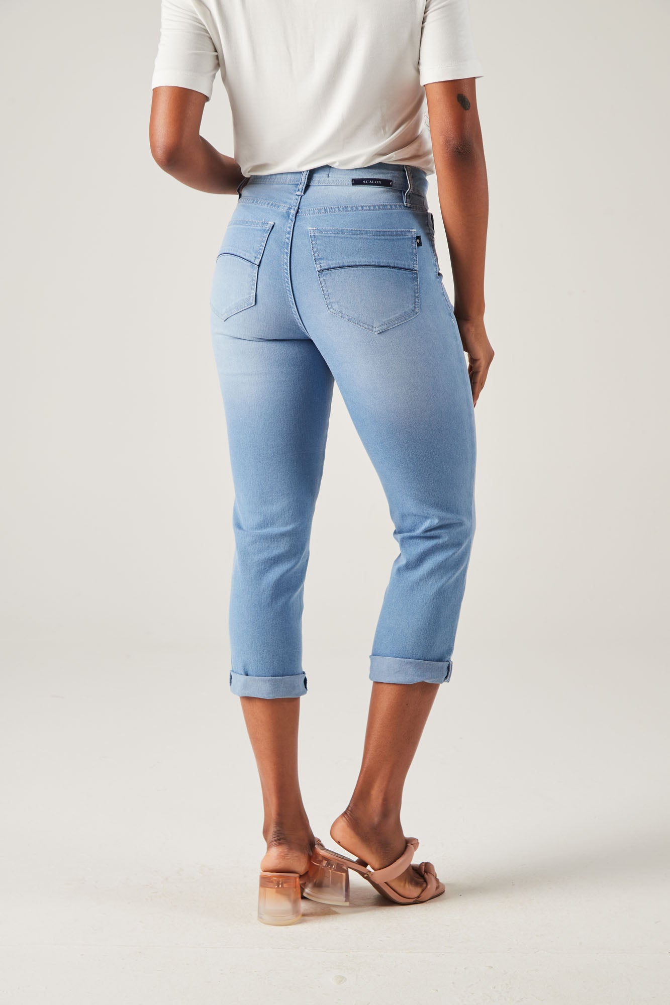 calça jeans cropped cintura intermediária com detalhe