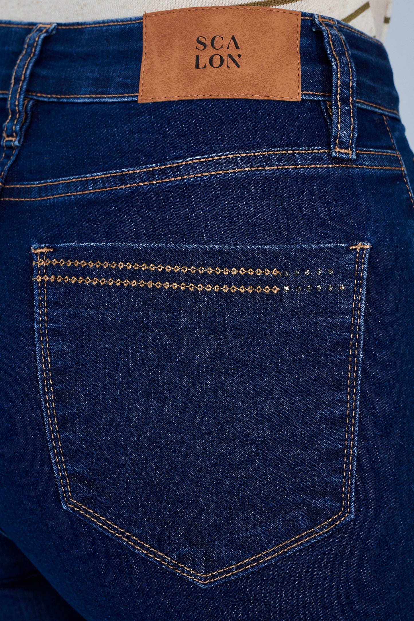 calça jeans cropped cintura intermediária com detalhes bordados