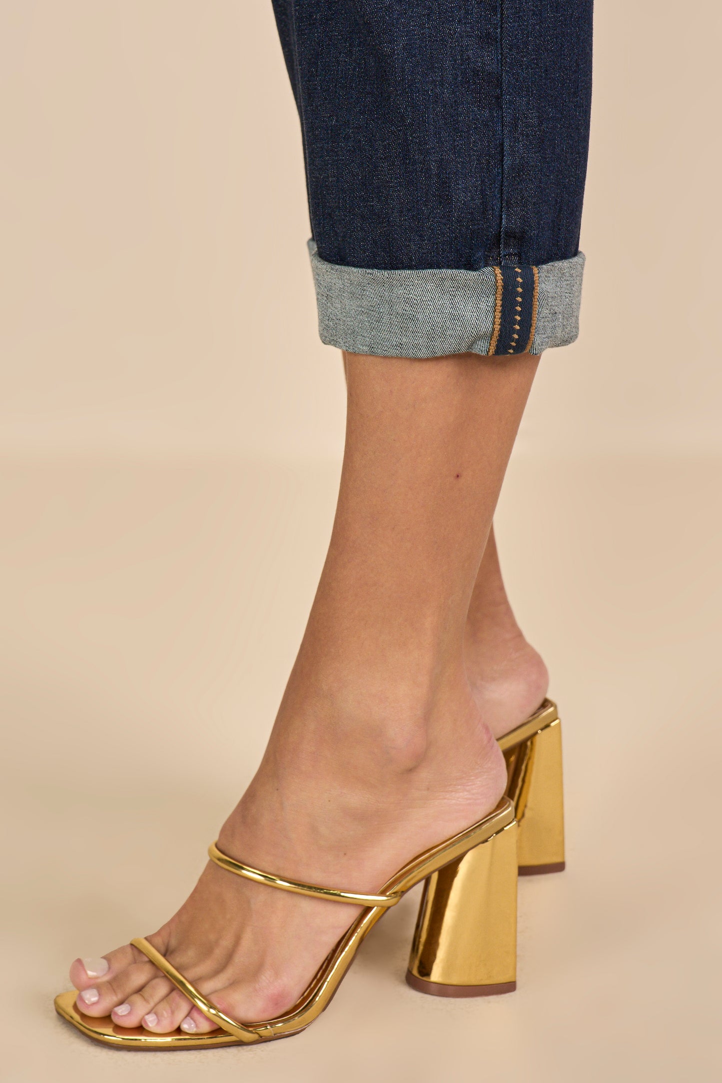 calça jeans cropped cintura intermediária com galão